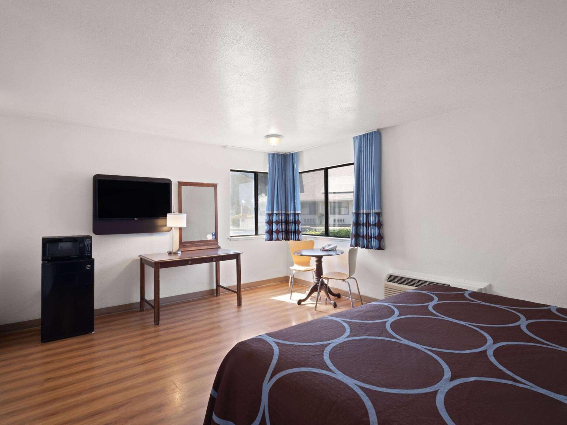 Super 8 by Wyndham Dunnigan photo 16