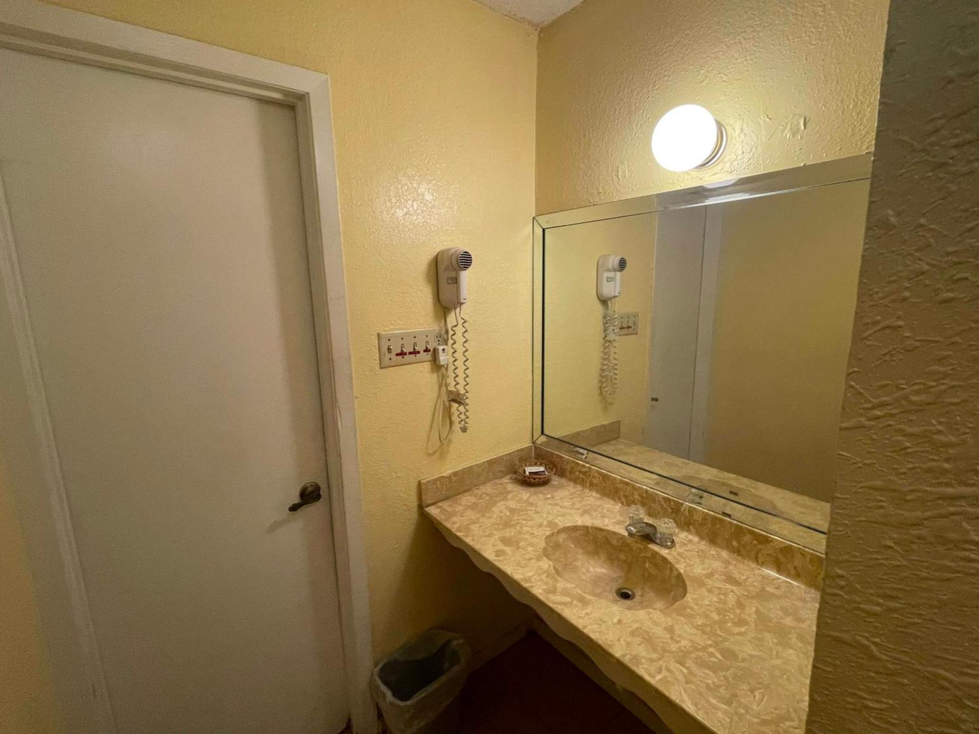 Relax Inn Copperas Cove photo 9