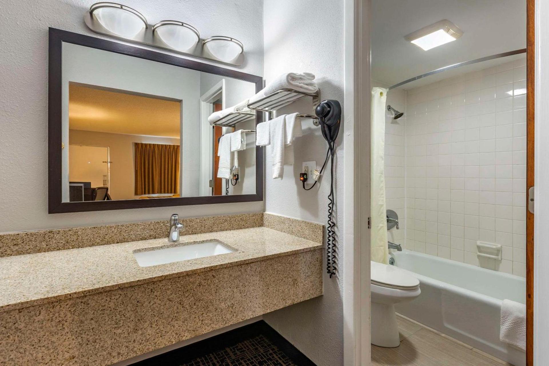 Rodeway Inn Union photo 14