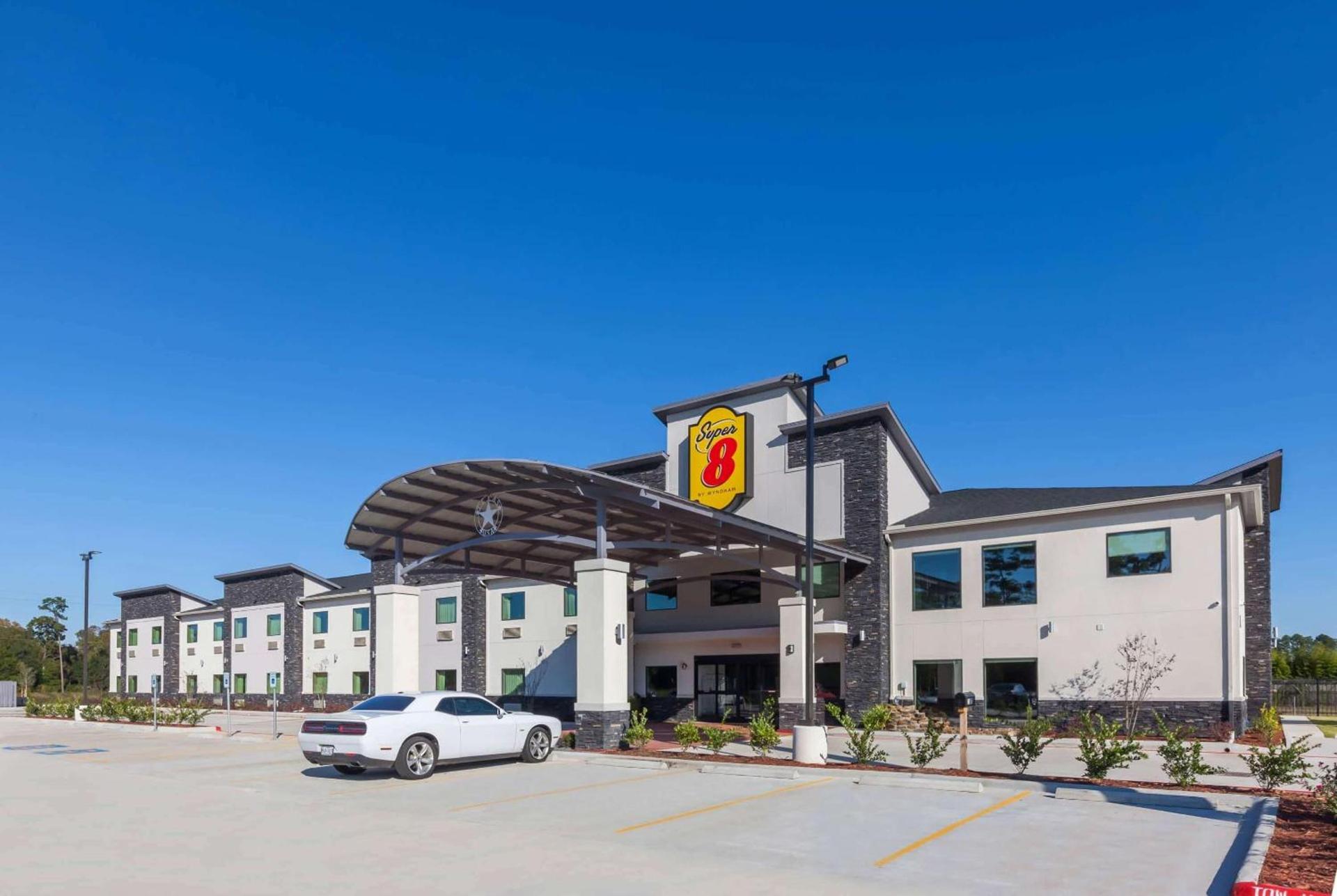 Super 8 by Wyndham Kingwood Houston North photo 2