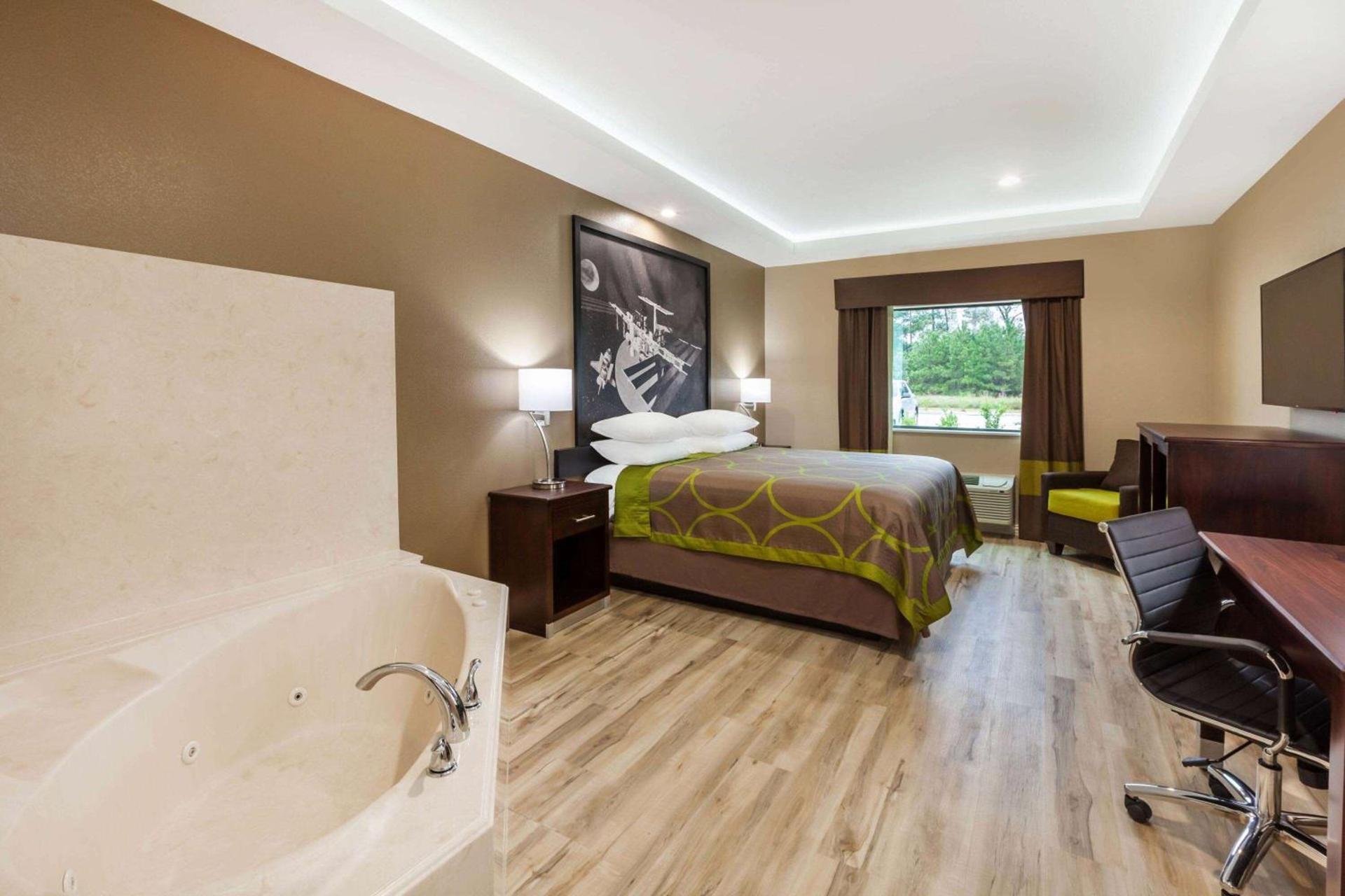 Super 8 by Wyndham Kingwood Houston North photo 11