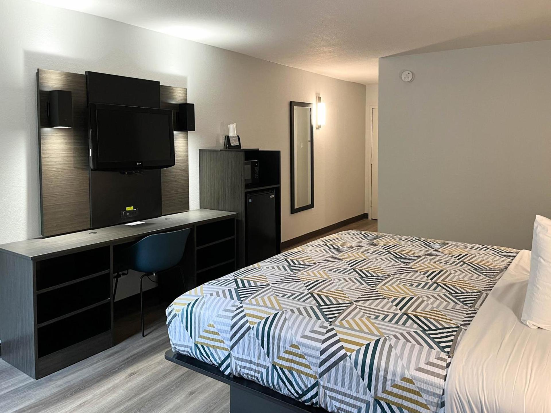 Motel 6 Nacogdoches TX SFA University photo 5