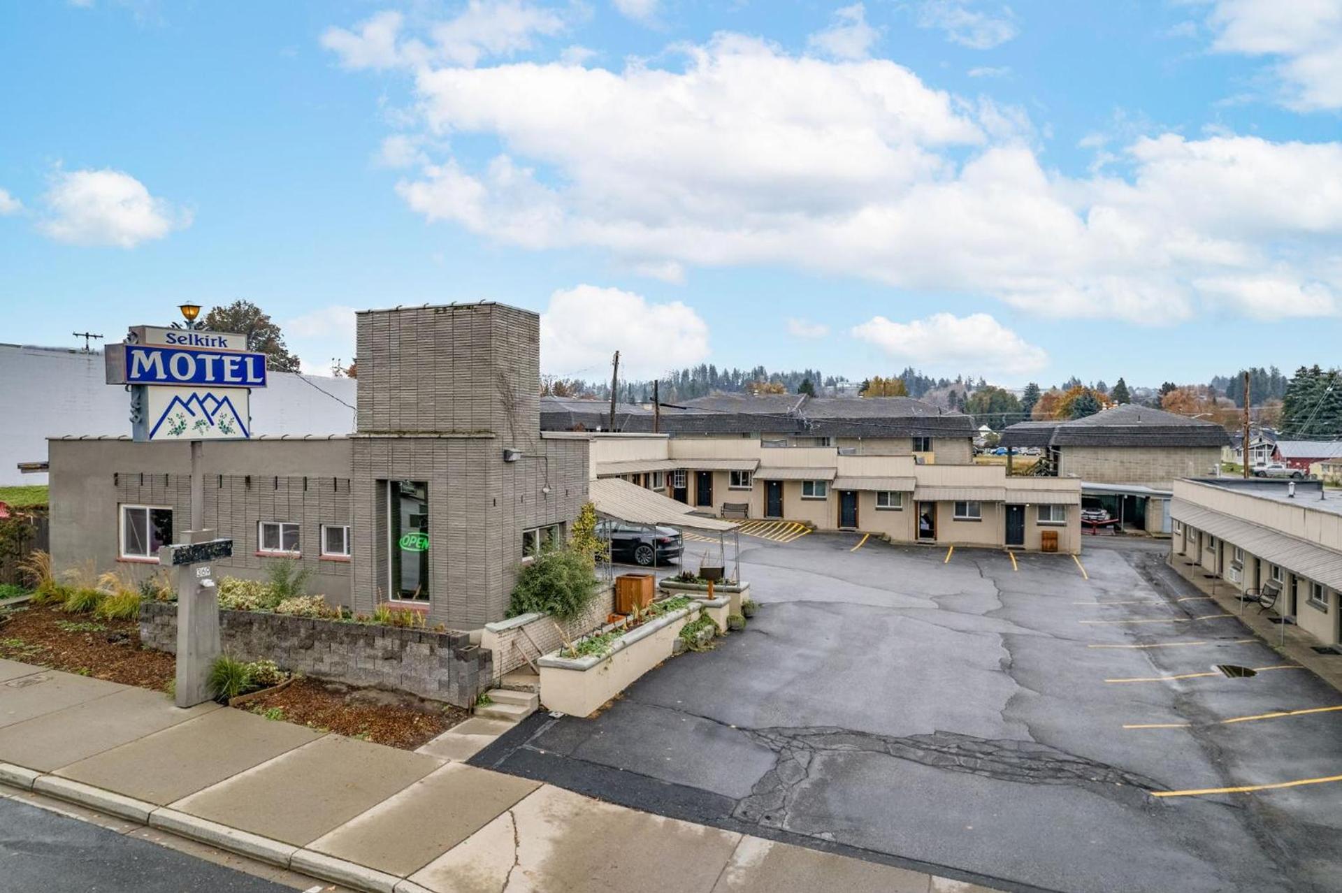 Selkirk Motel photo 32