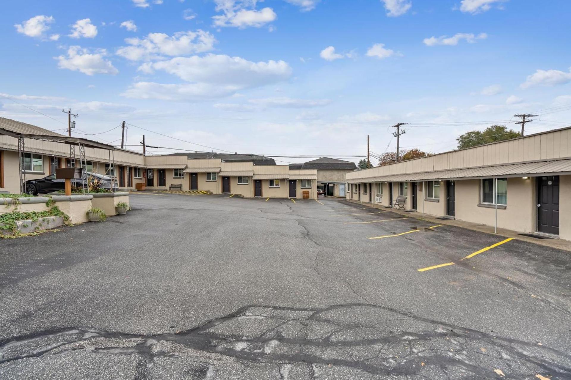Selkirk Motel photo 35