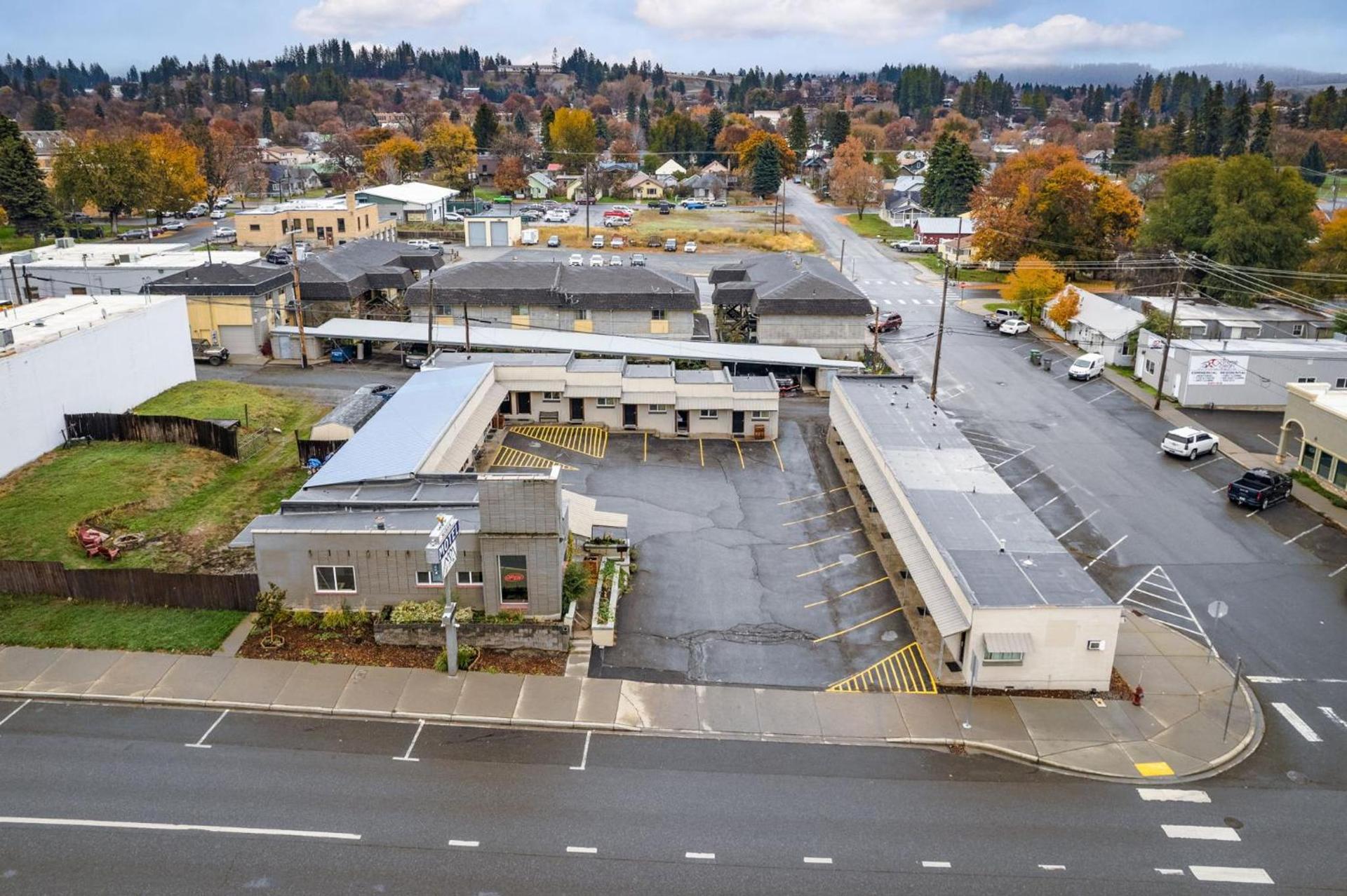 Selkirk Motel photo 36