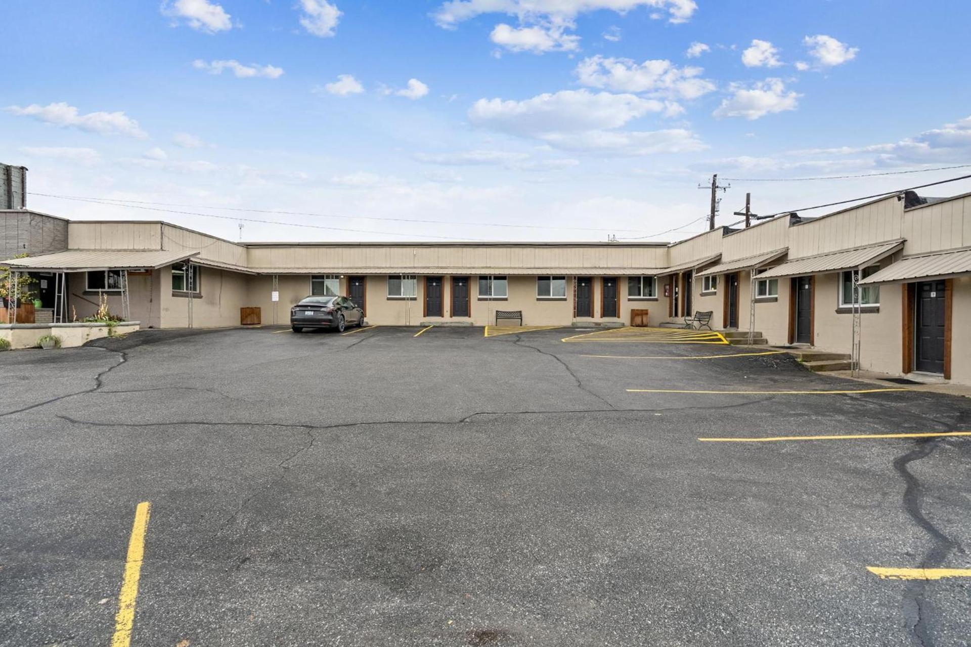 Selkirk Motel photo 38
