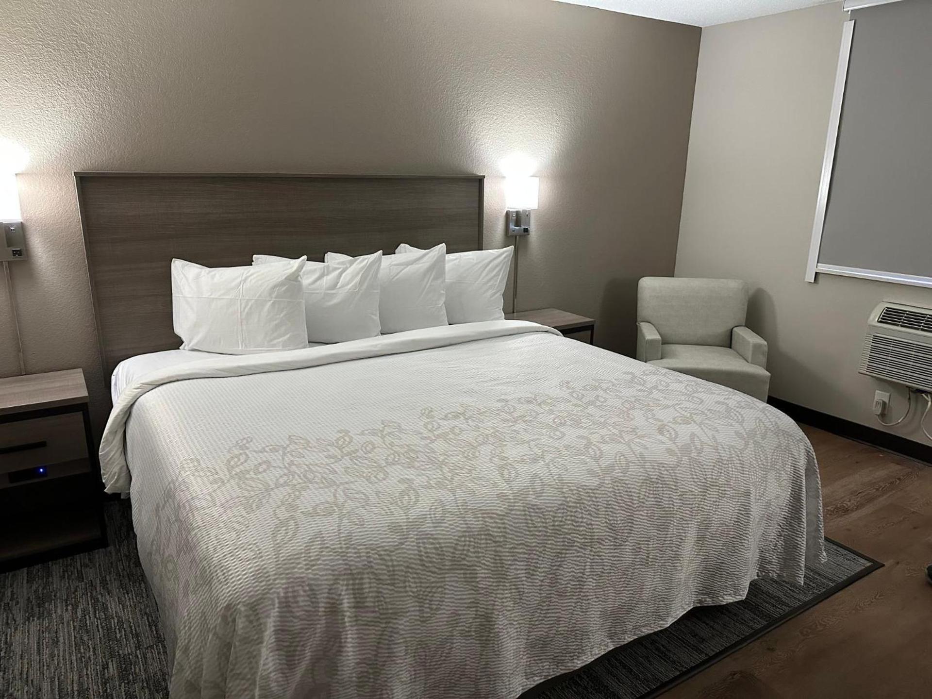 Red Roof Inn PLUS Belleville photo 31