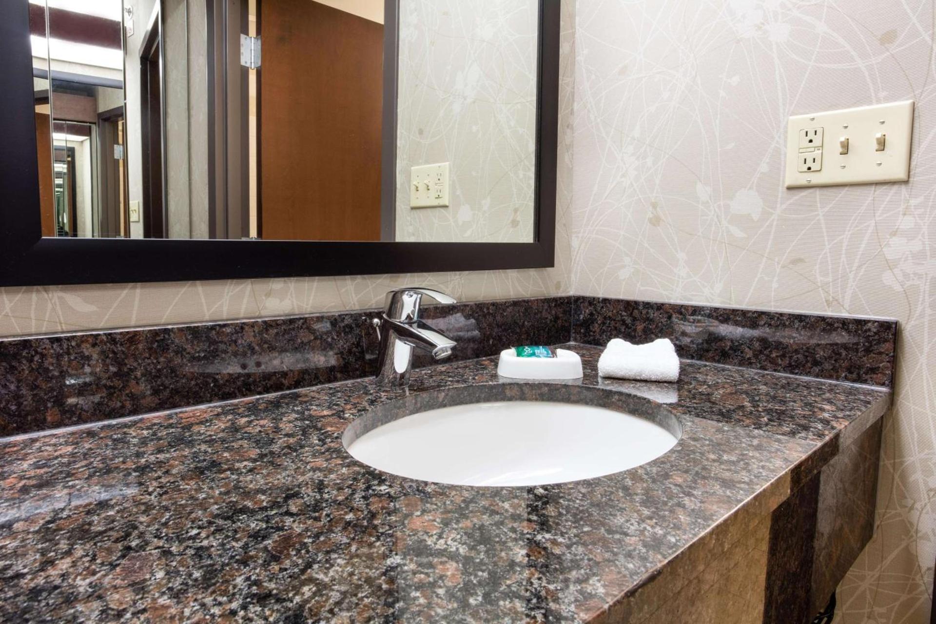 Drury Inn & Suites Kansas City Airport photo 15