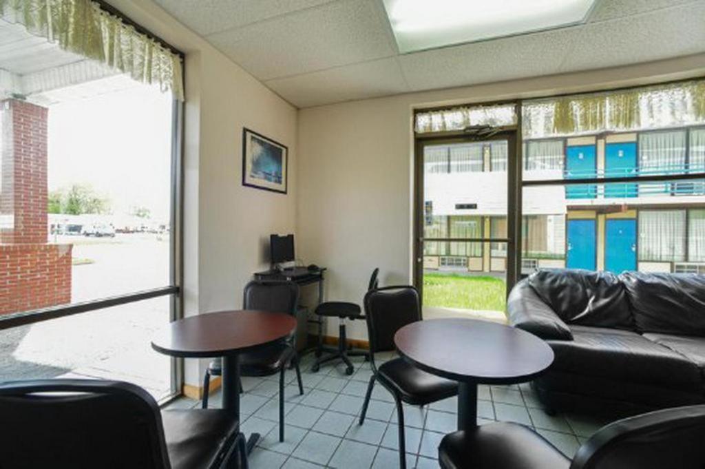 Loyalty Inn Maryville photo 4