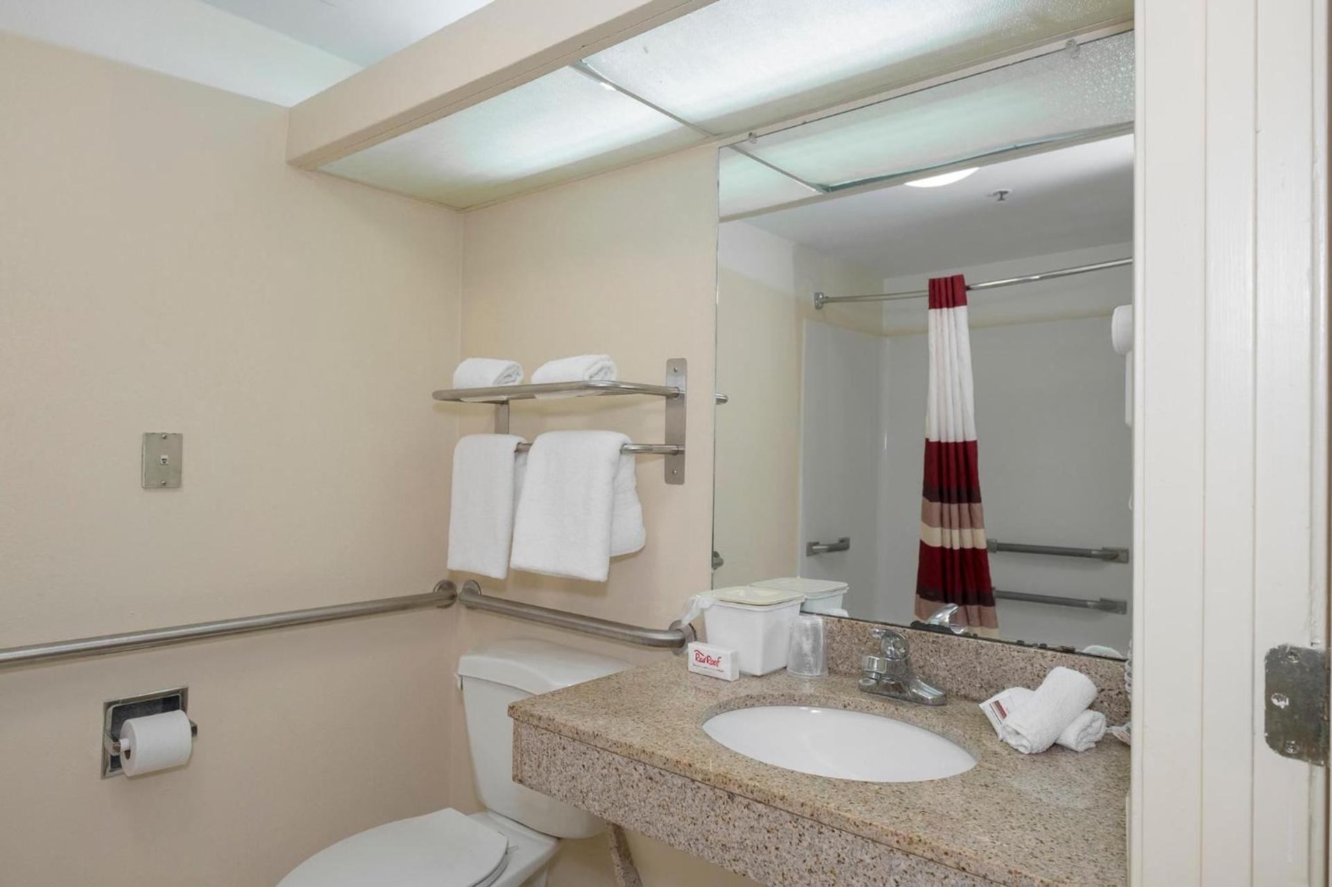 Red Roof Inn & Suites Newnan photo 33