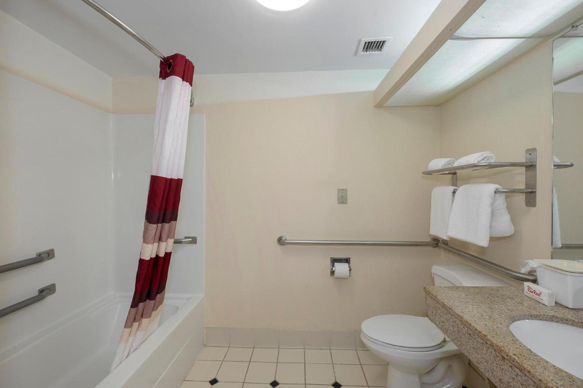 Red Roof Inn & Suites Newnan photo 35