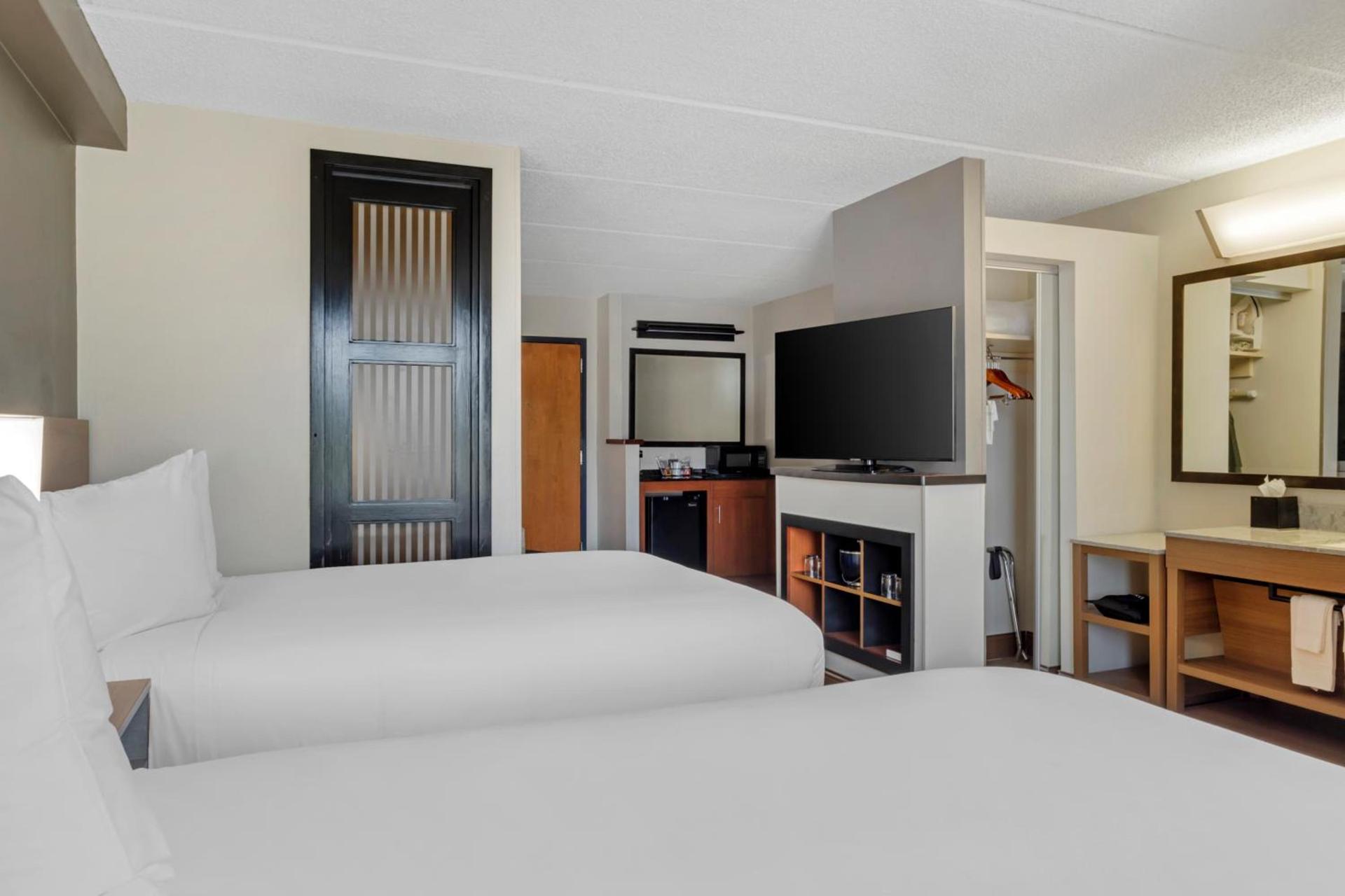 The IAH Houston Hotel photo 34
