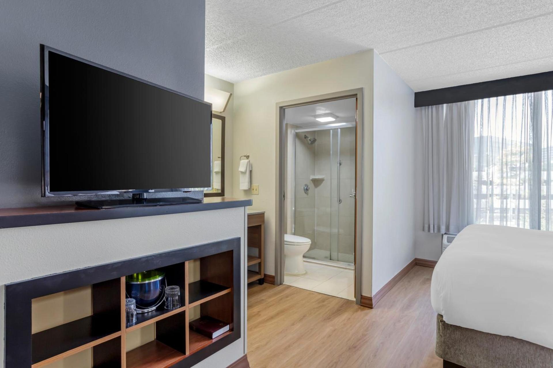 The IAH Houston Hotel photo 37