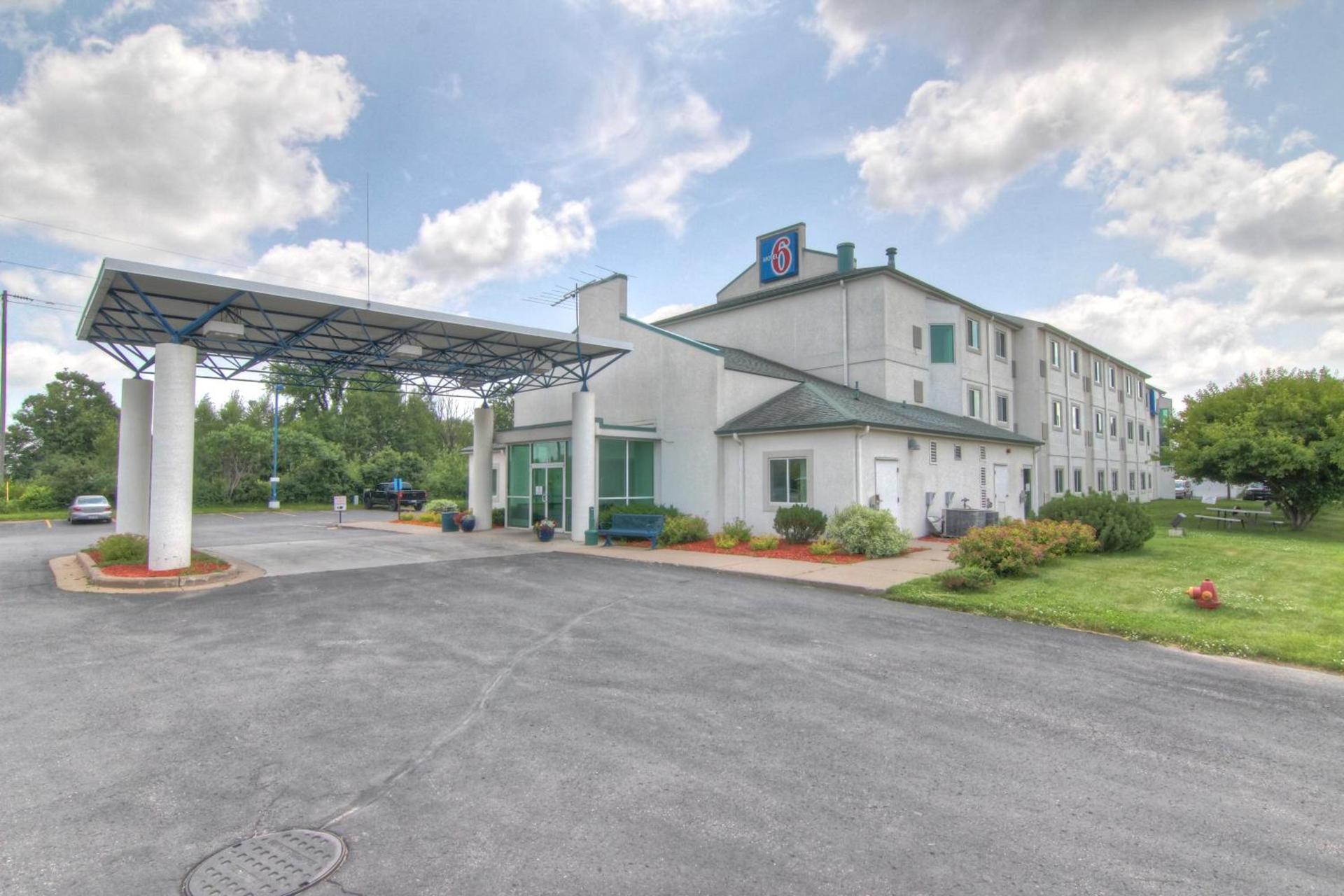 Econo Lodge Menomonie photo 40