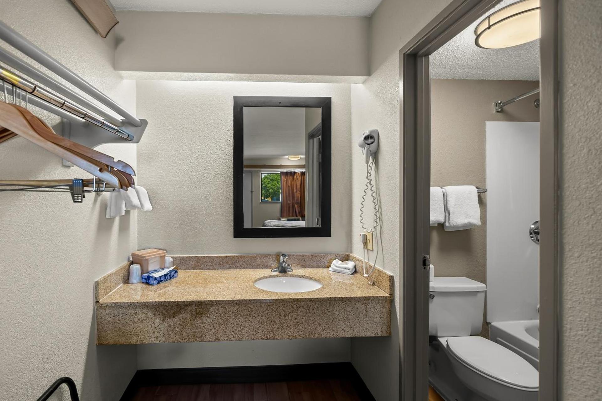Red Roof Inn Dallas - DFW Airport North photo 3
