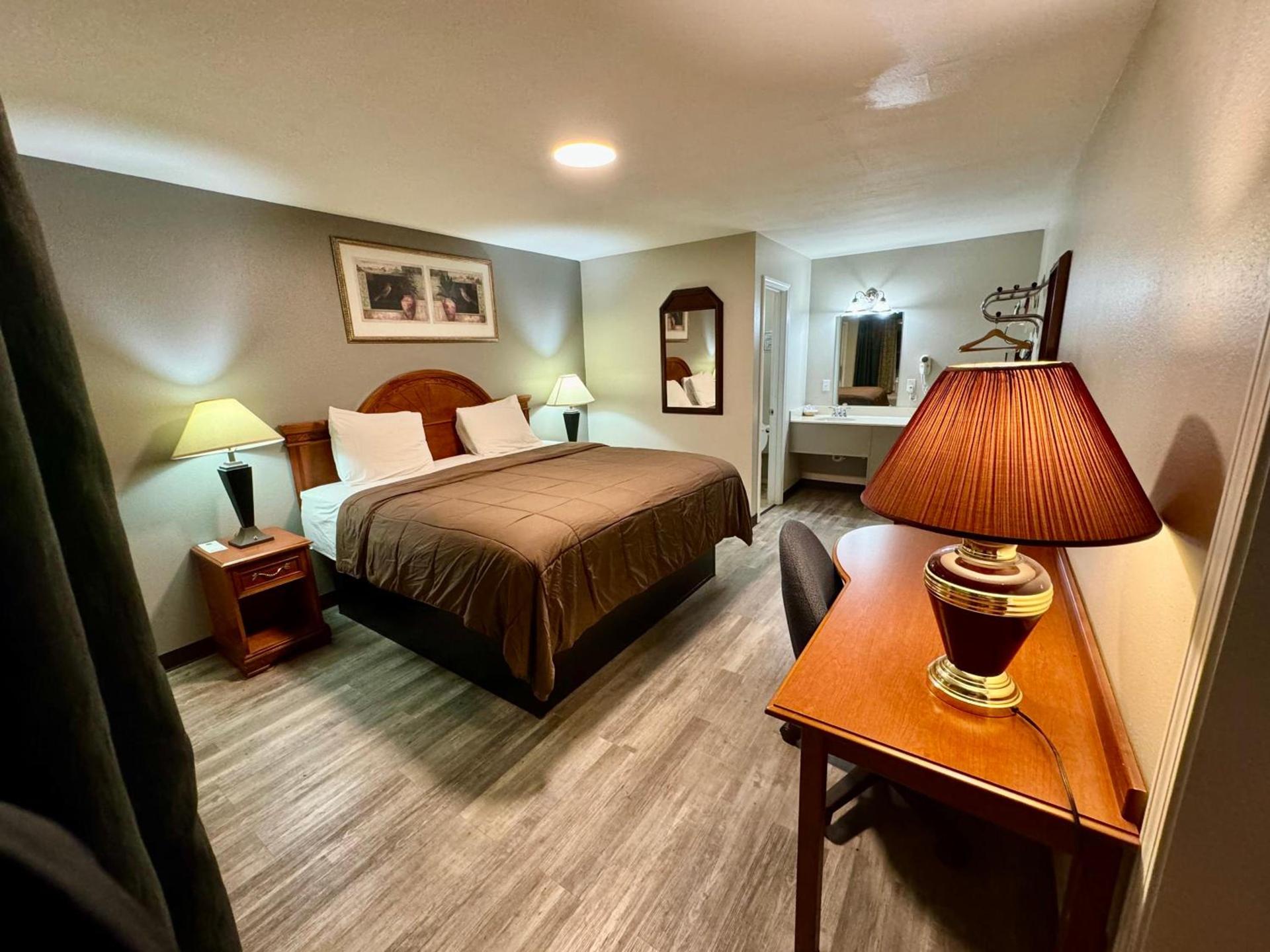 Ozark Inn & Suites photo 32