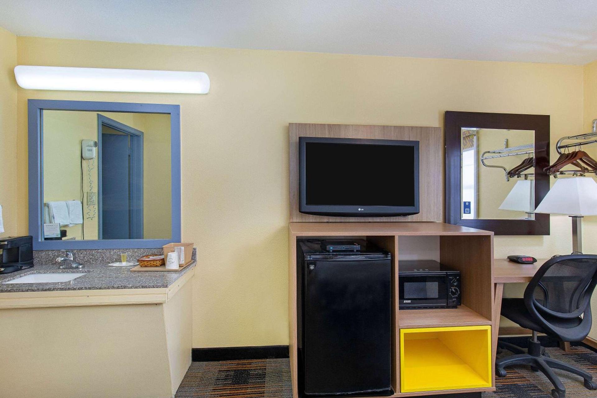 Days Inn by Wyndham Holladay photo 16