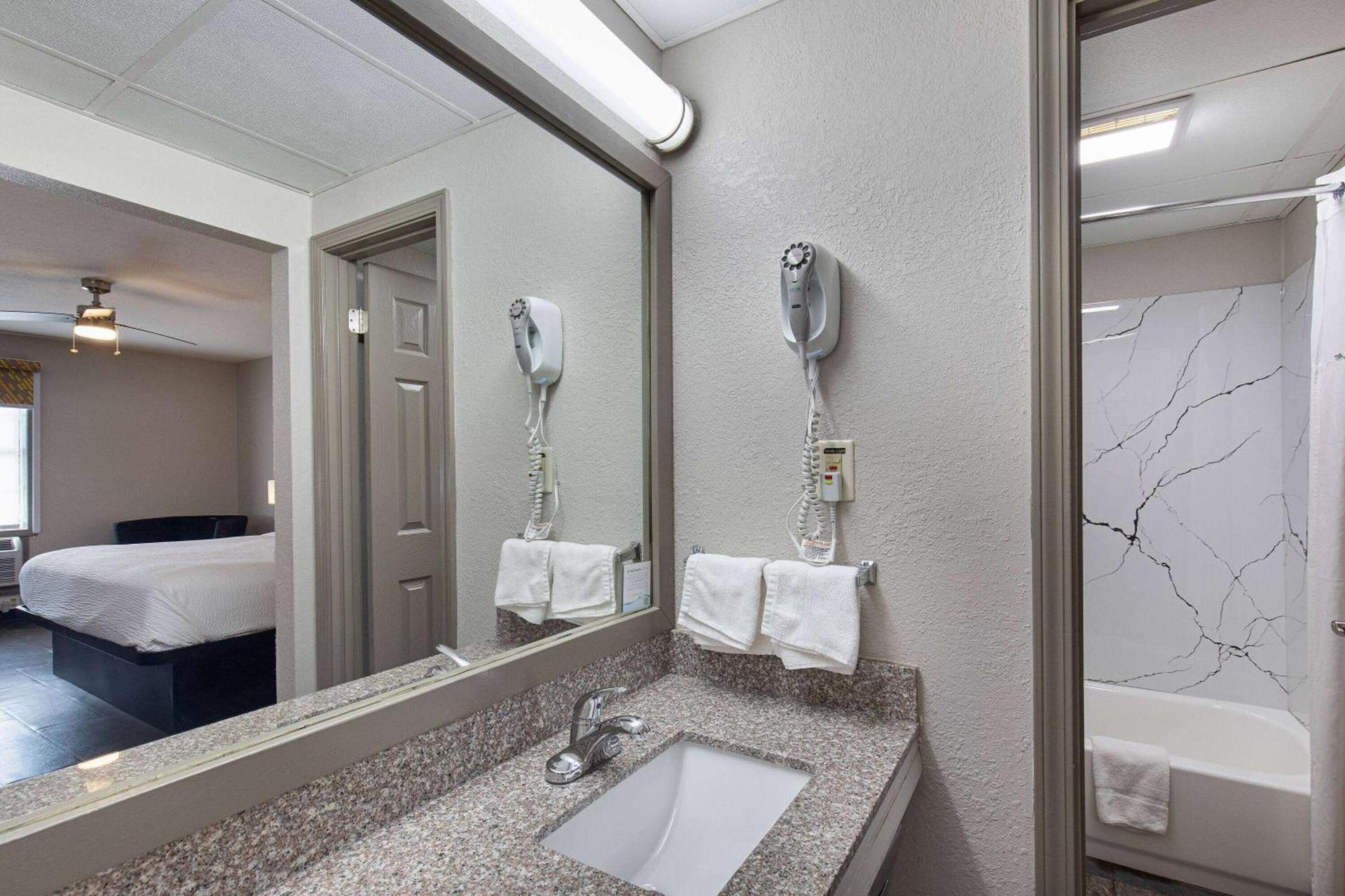 Days Inn by Wyndham Holladay photo 25