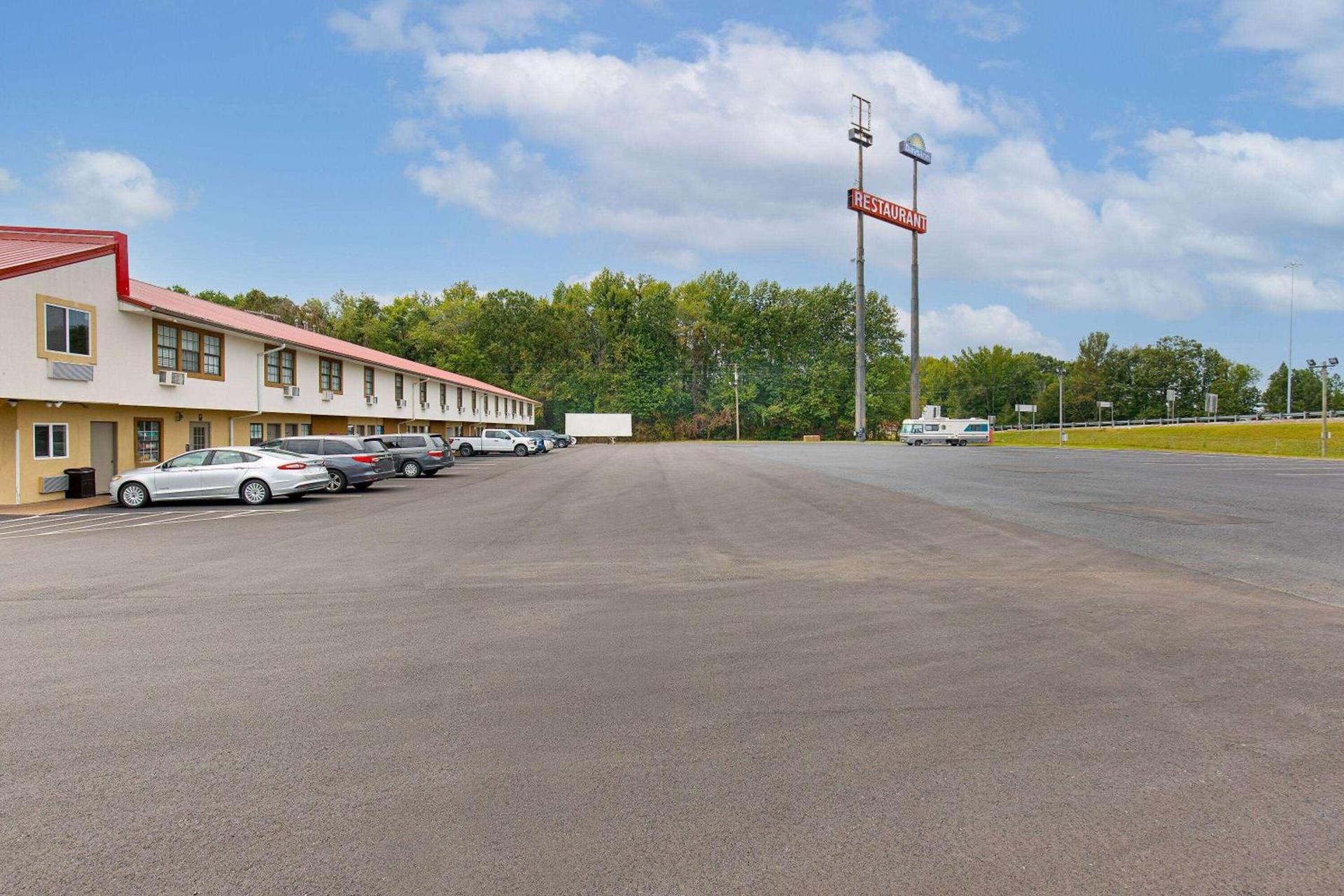 Days Inn by Wyndham Holladay photo 26