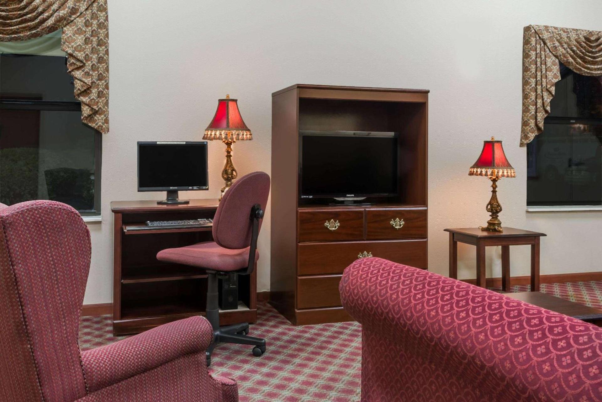 Super 8 by Wyndham Bellefontaine photo 23