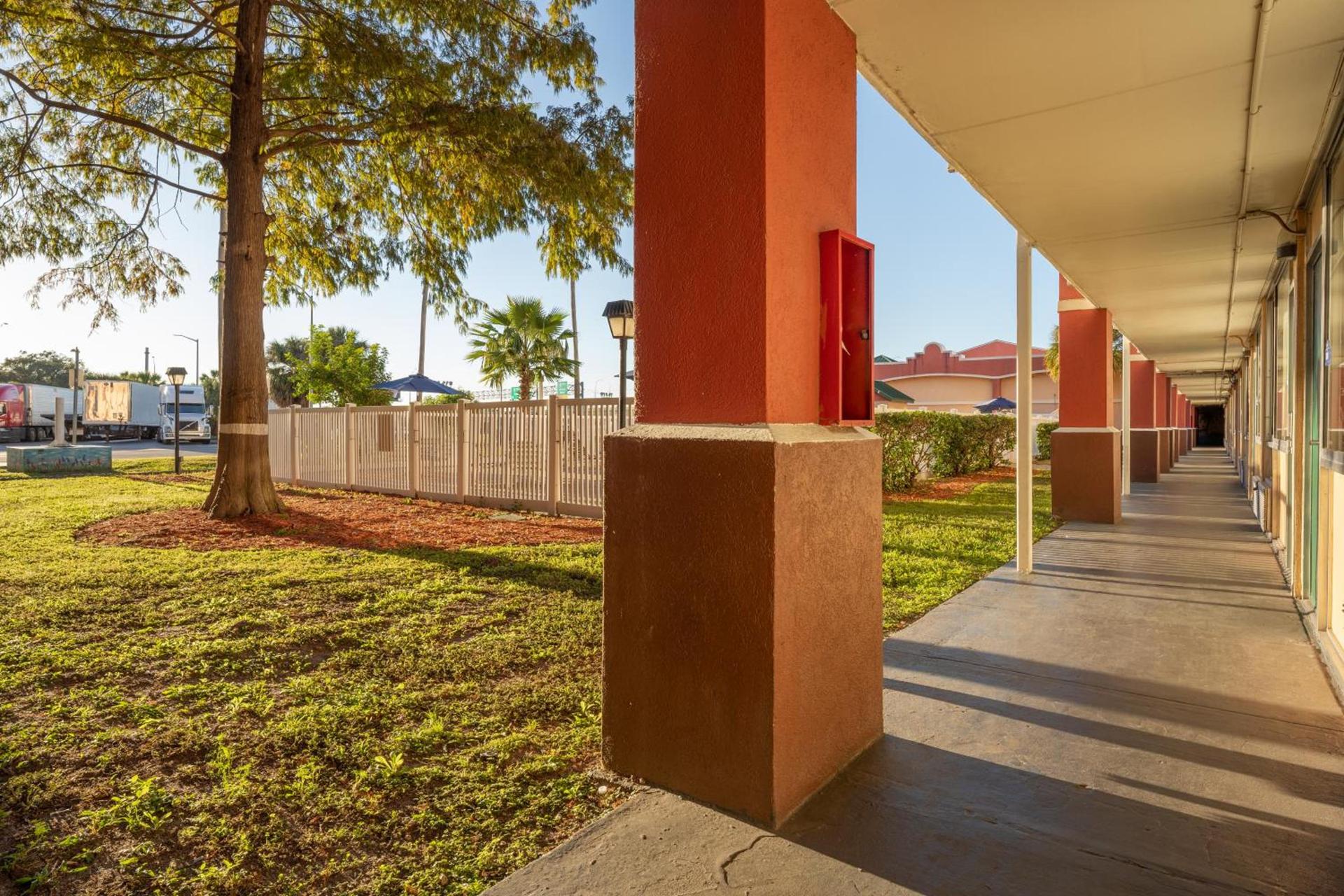 Baymont by Wyndham Orlando North Millenia photo 10