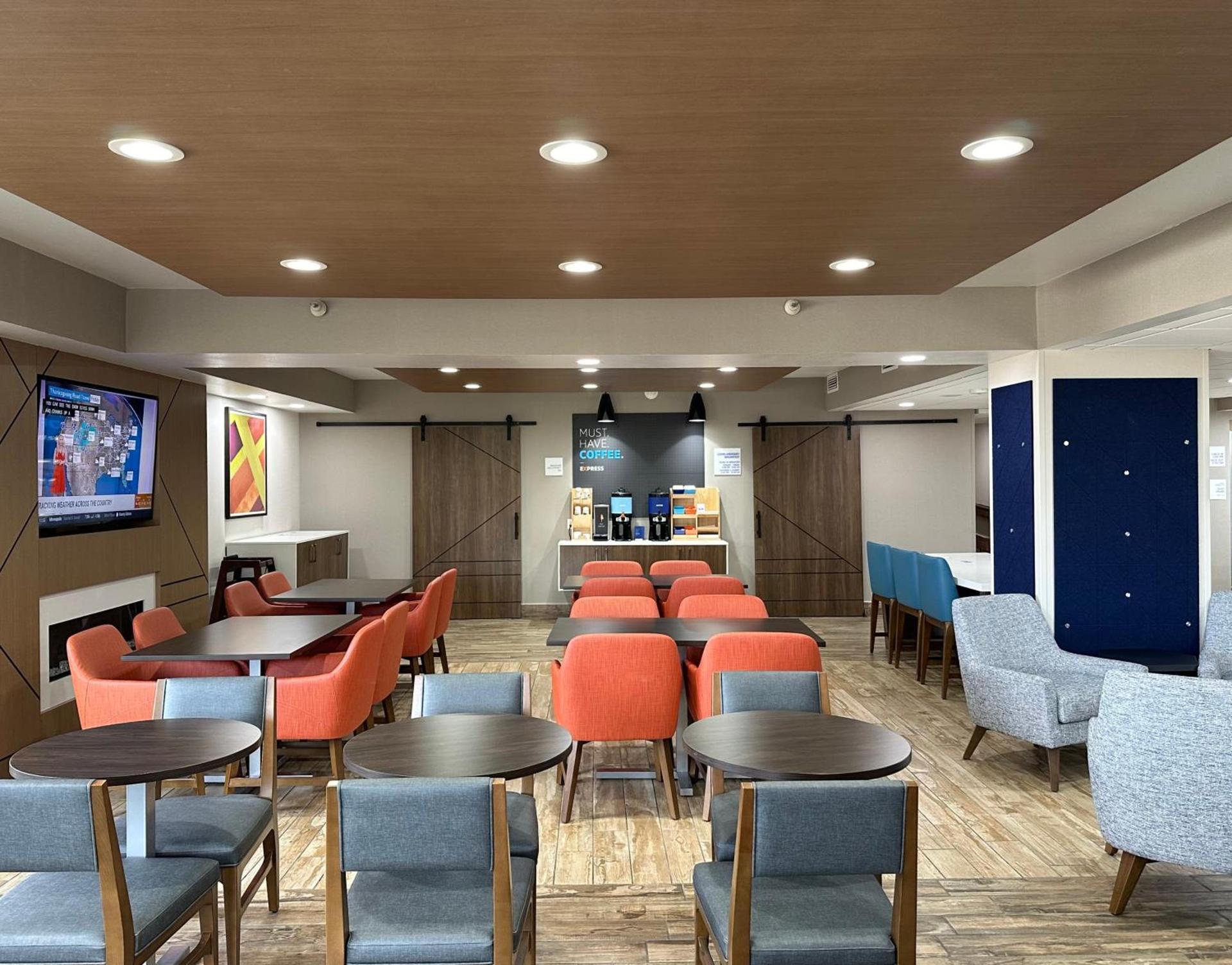 Holiday Inn Express & Suites Eden Prairie - Minneapolis by IHG photo 2