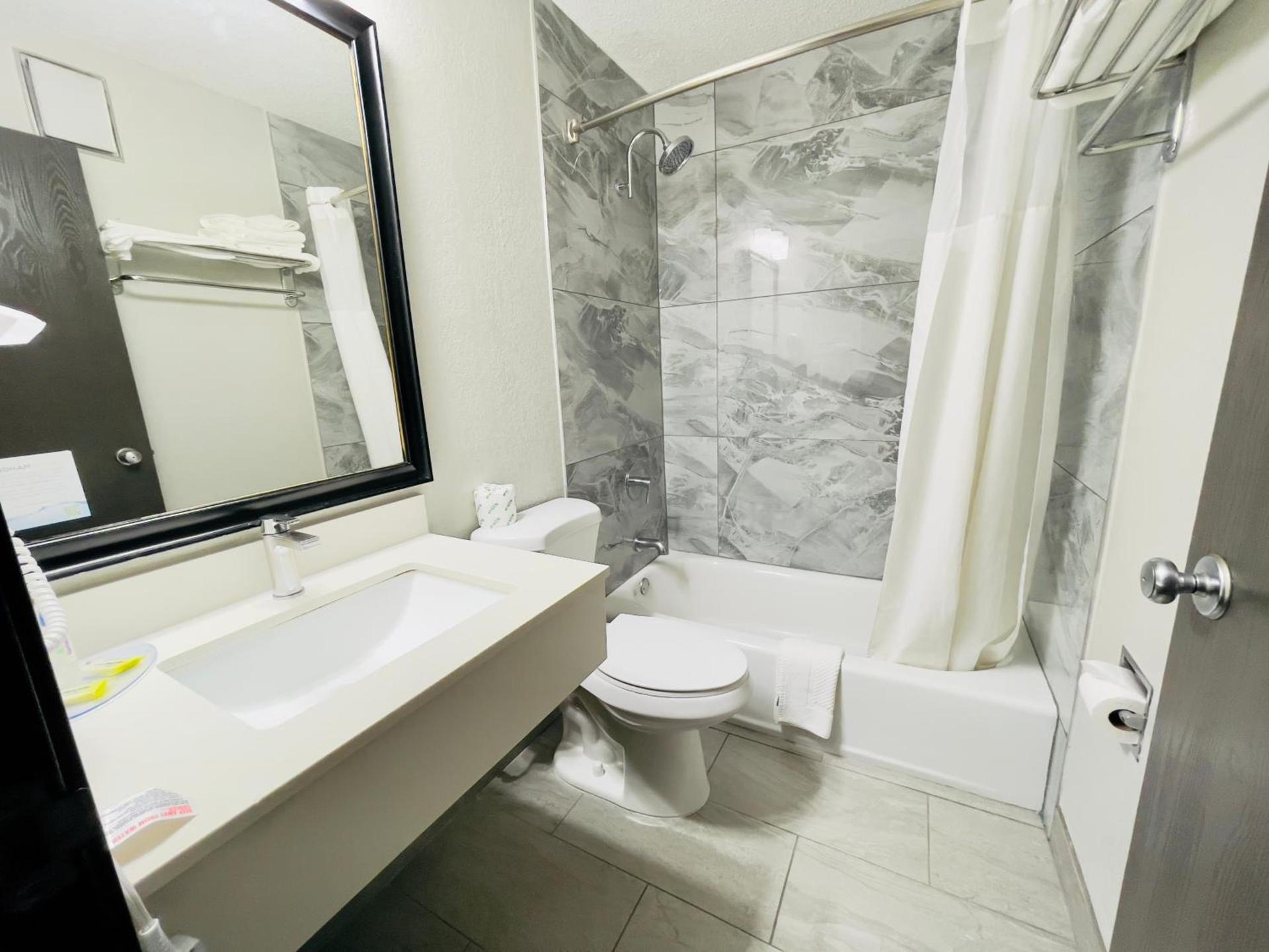 Super 8 by Wyndham Shakopee photo 60