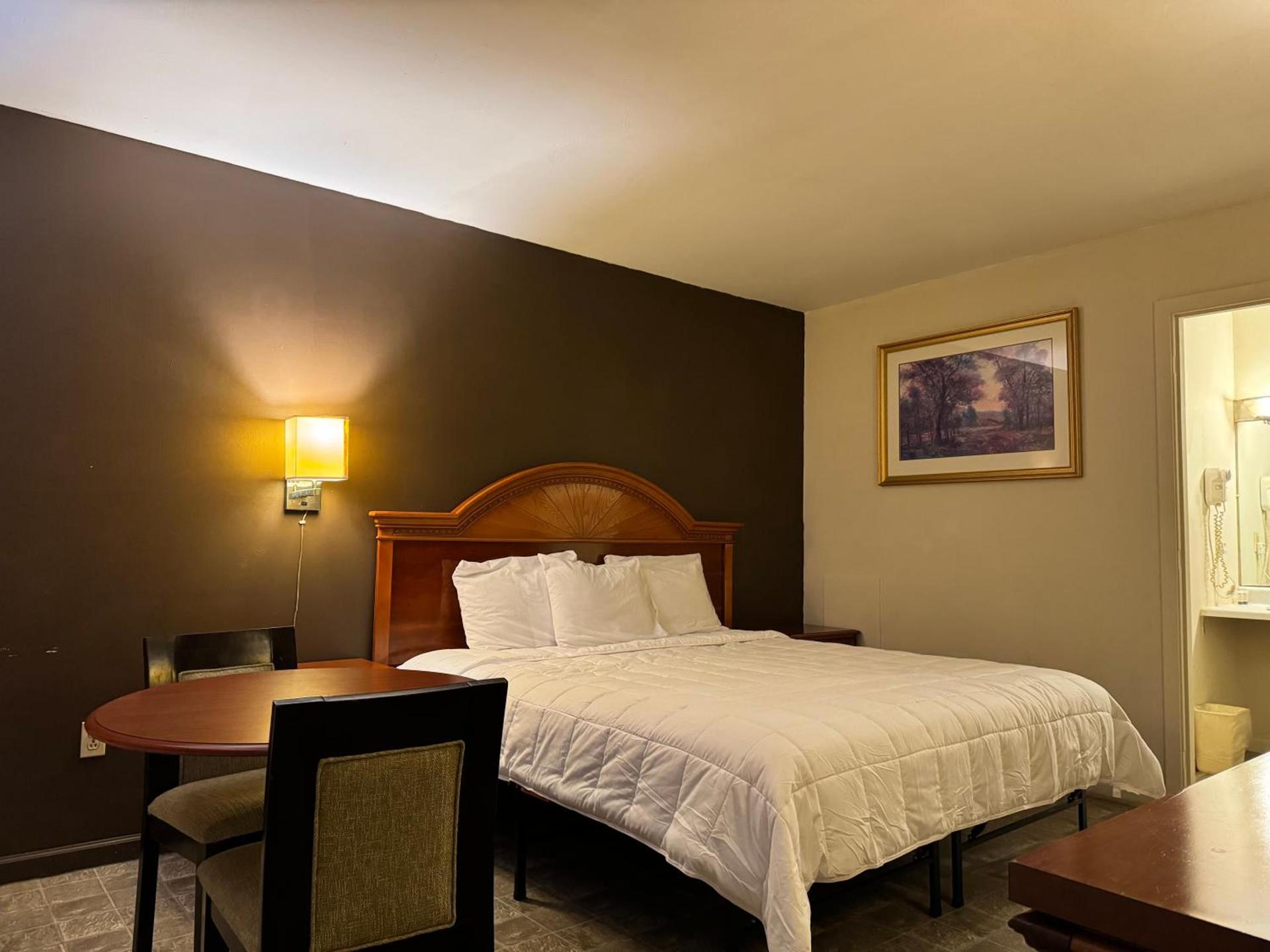 Country Club Inn & Suites photo 25