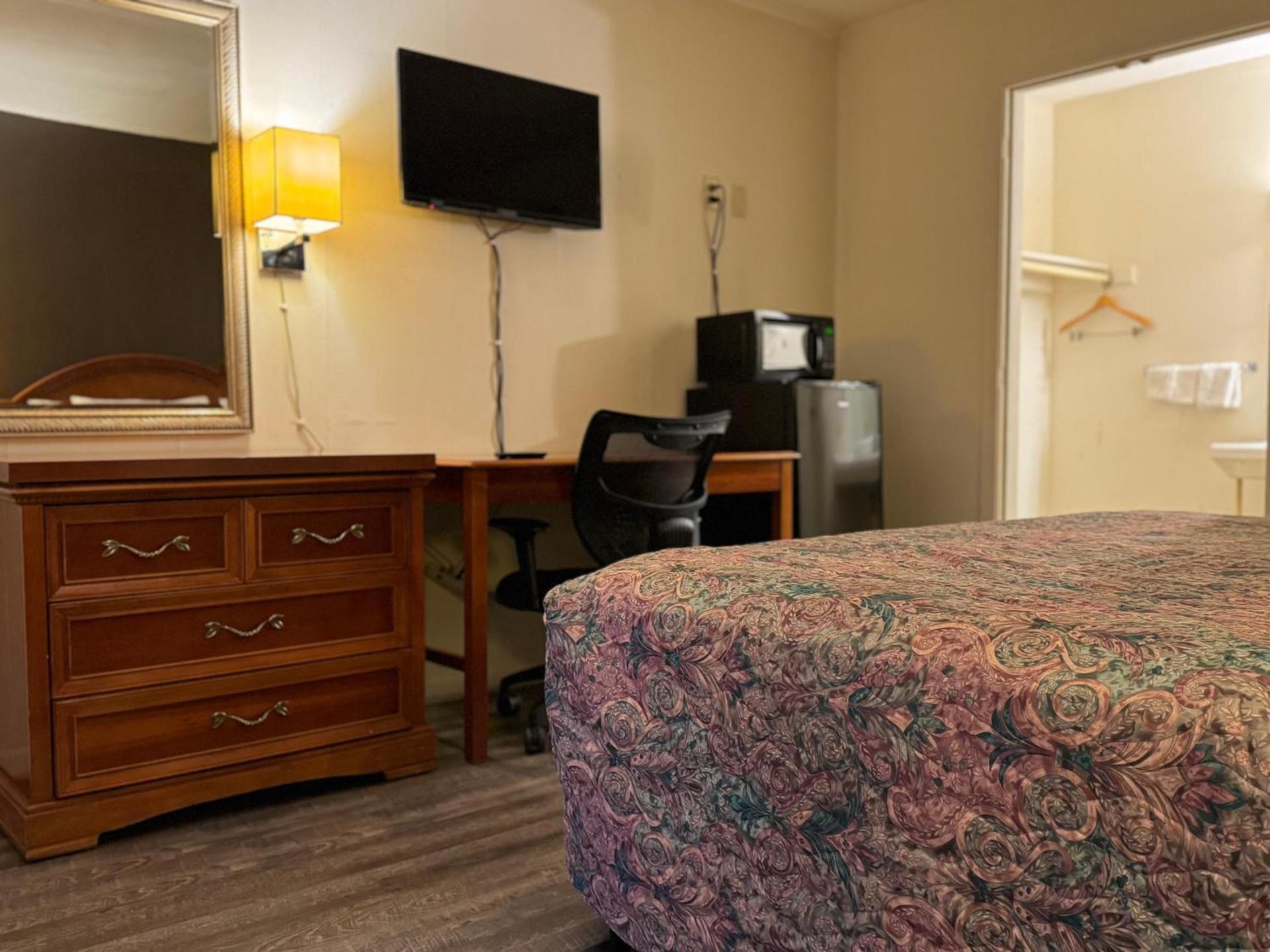 Country Club Inn & Suites photo 24