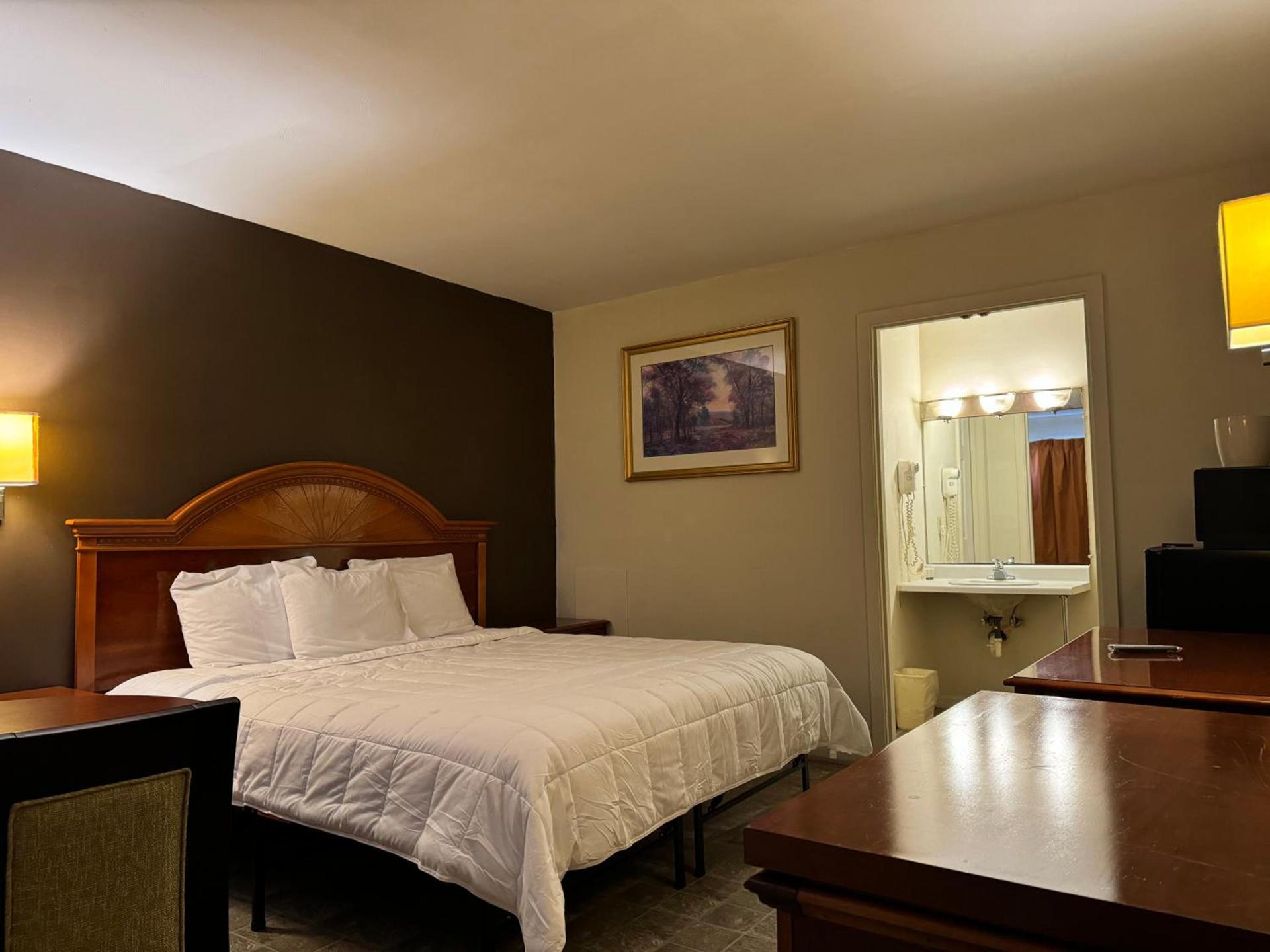 Country Club Inn & Suites photo 21