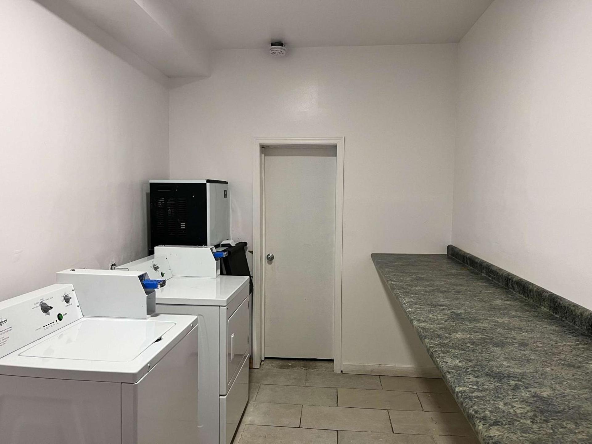 Motel 6 Williamstown photo 9