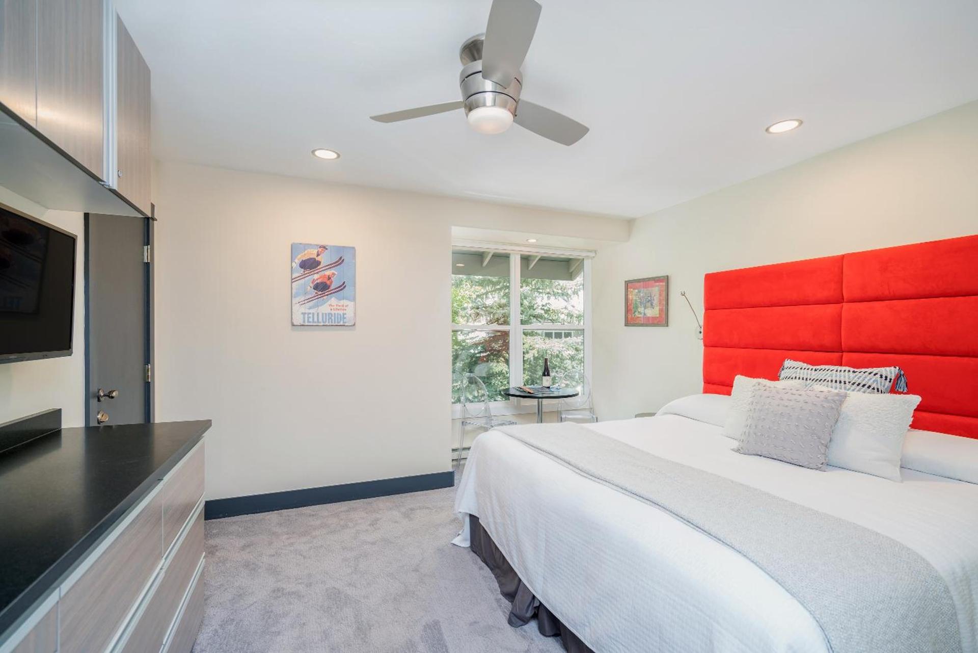 Superior Family Room photo 1