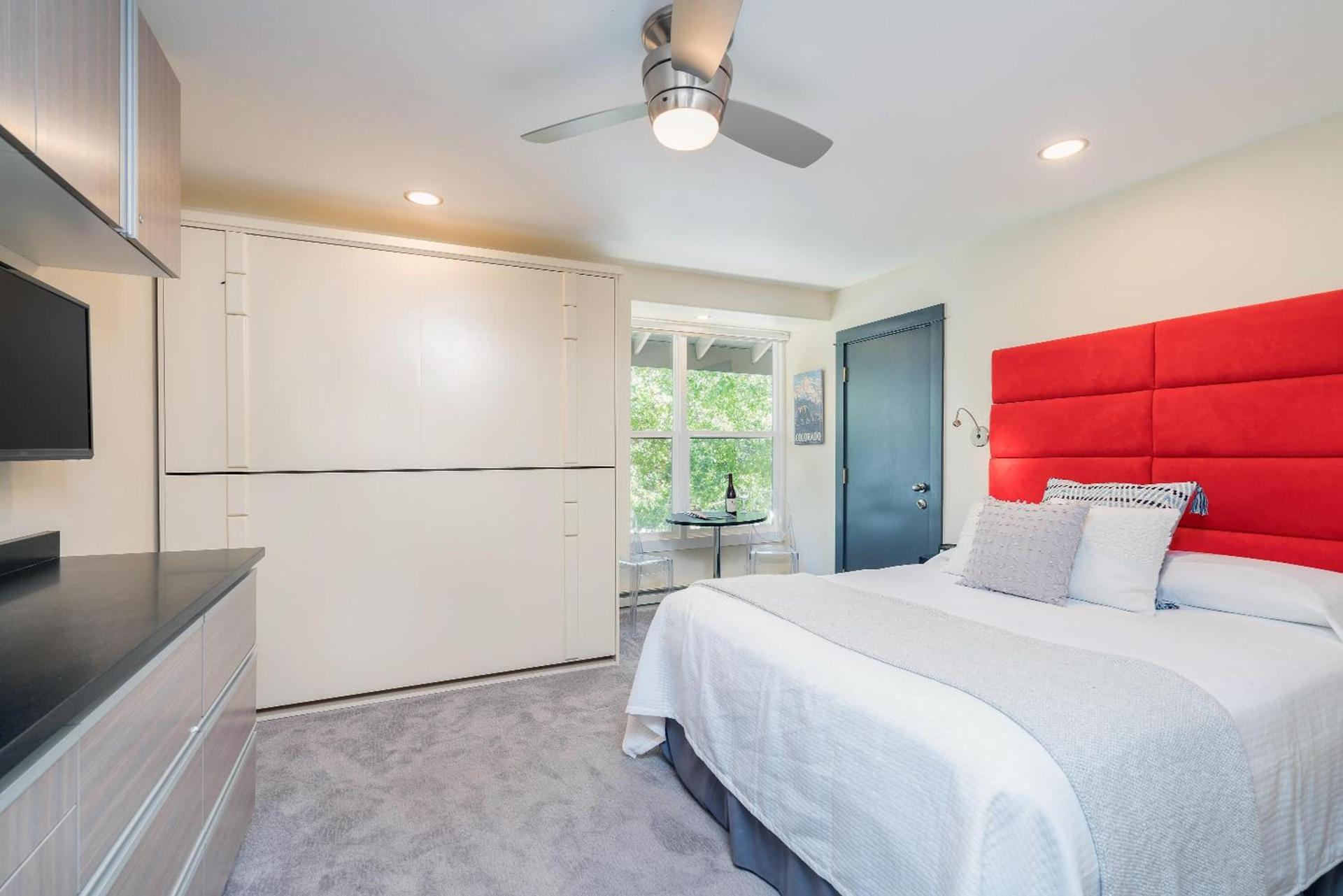 Superior Family Room photo 8