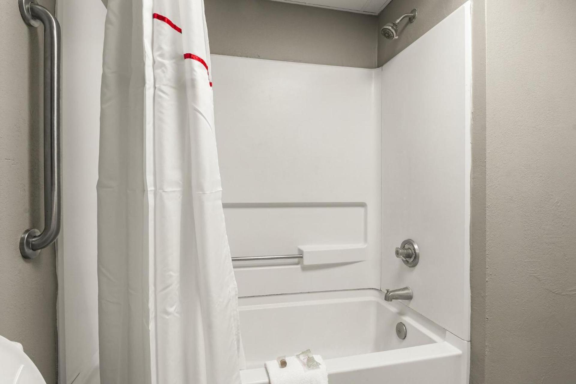 Red Roof Inn Washington, NC photo 38
