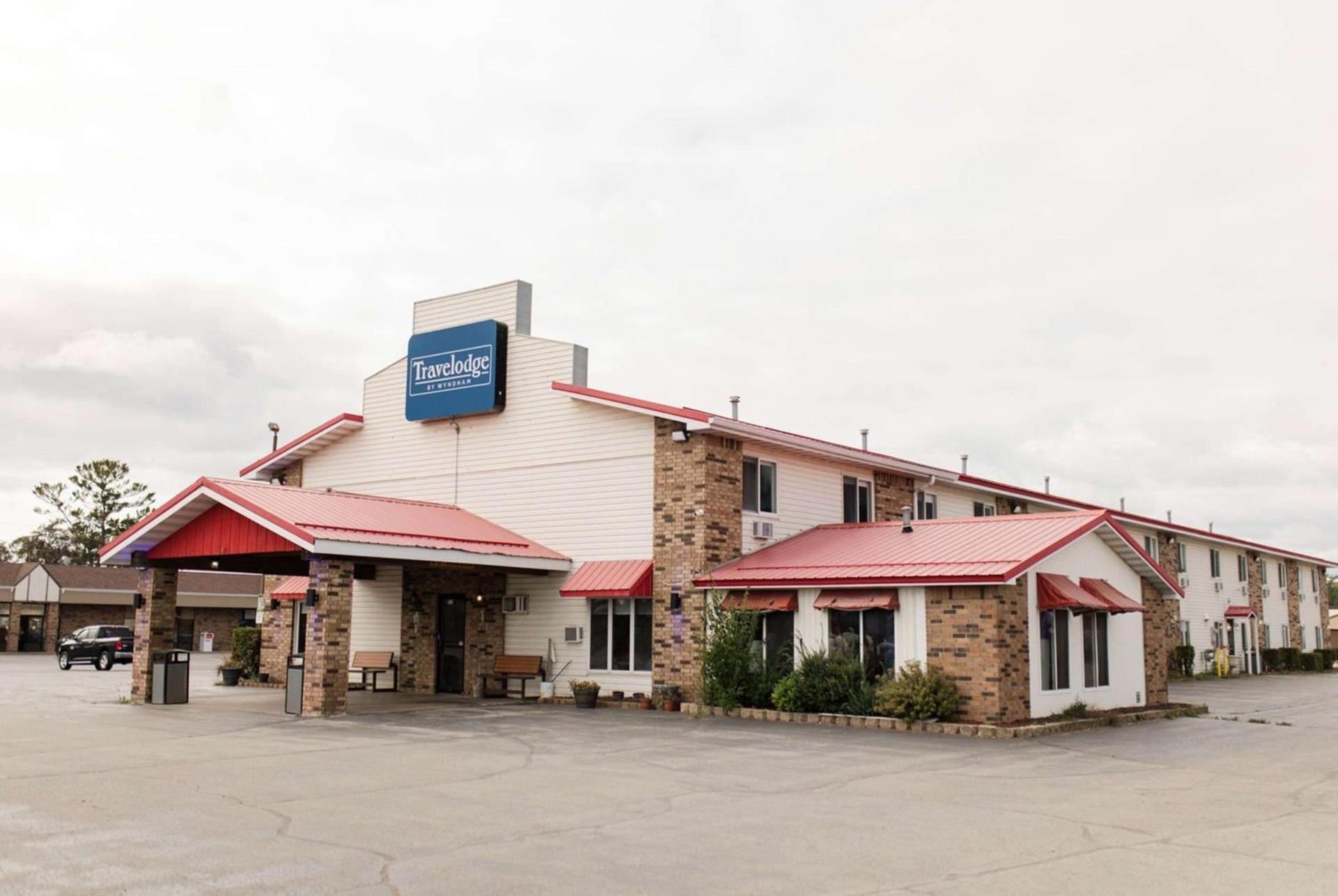 Travelodge by Wyndham Escanaba photo 2