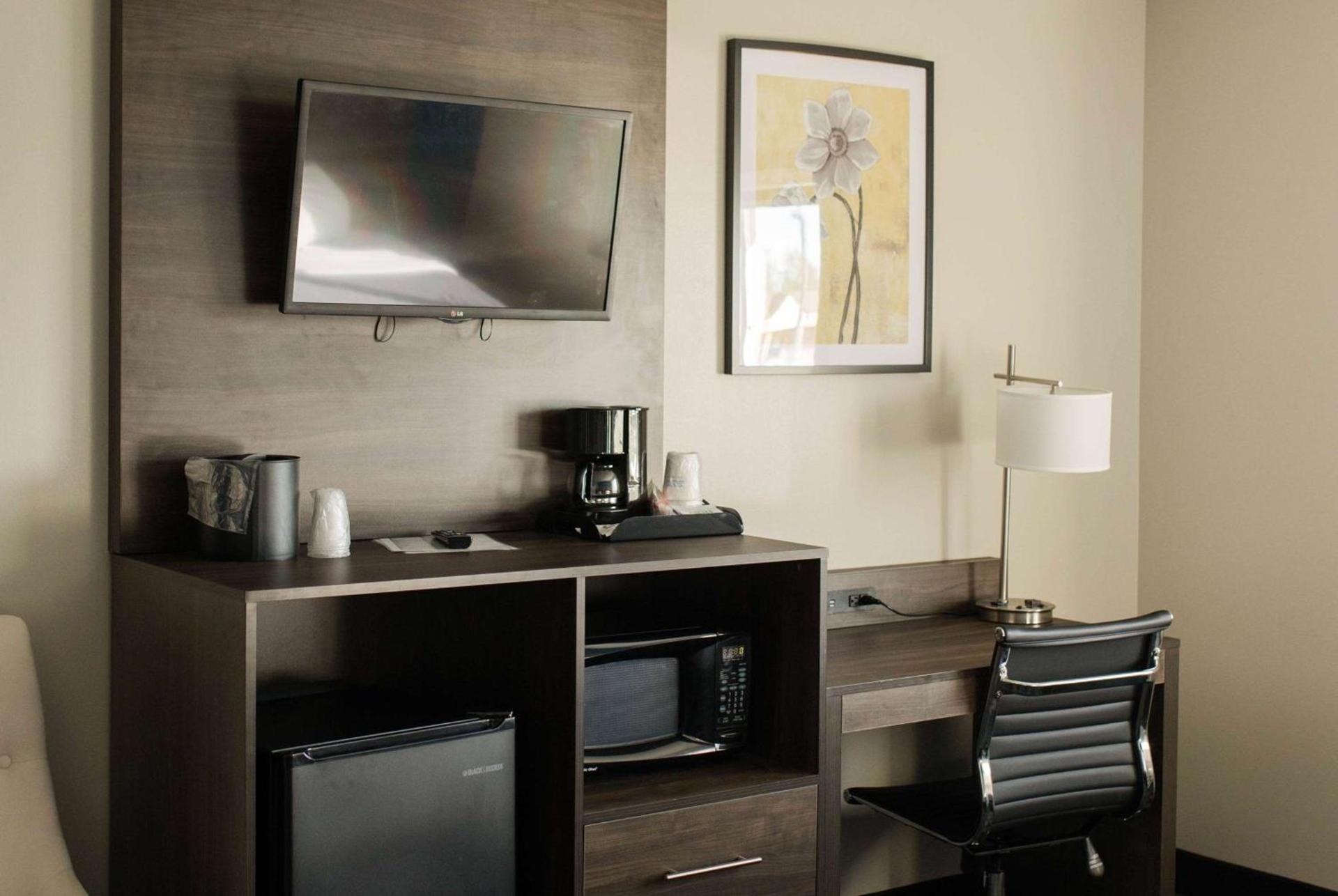 Travelodge by Wyndham Escanaba photo 12