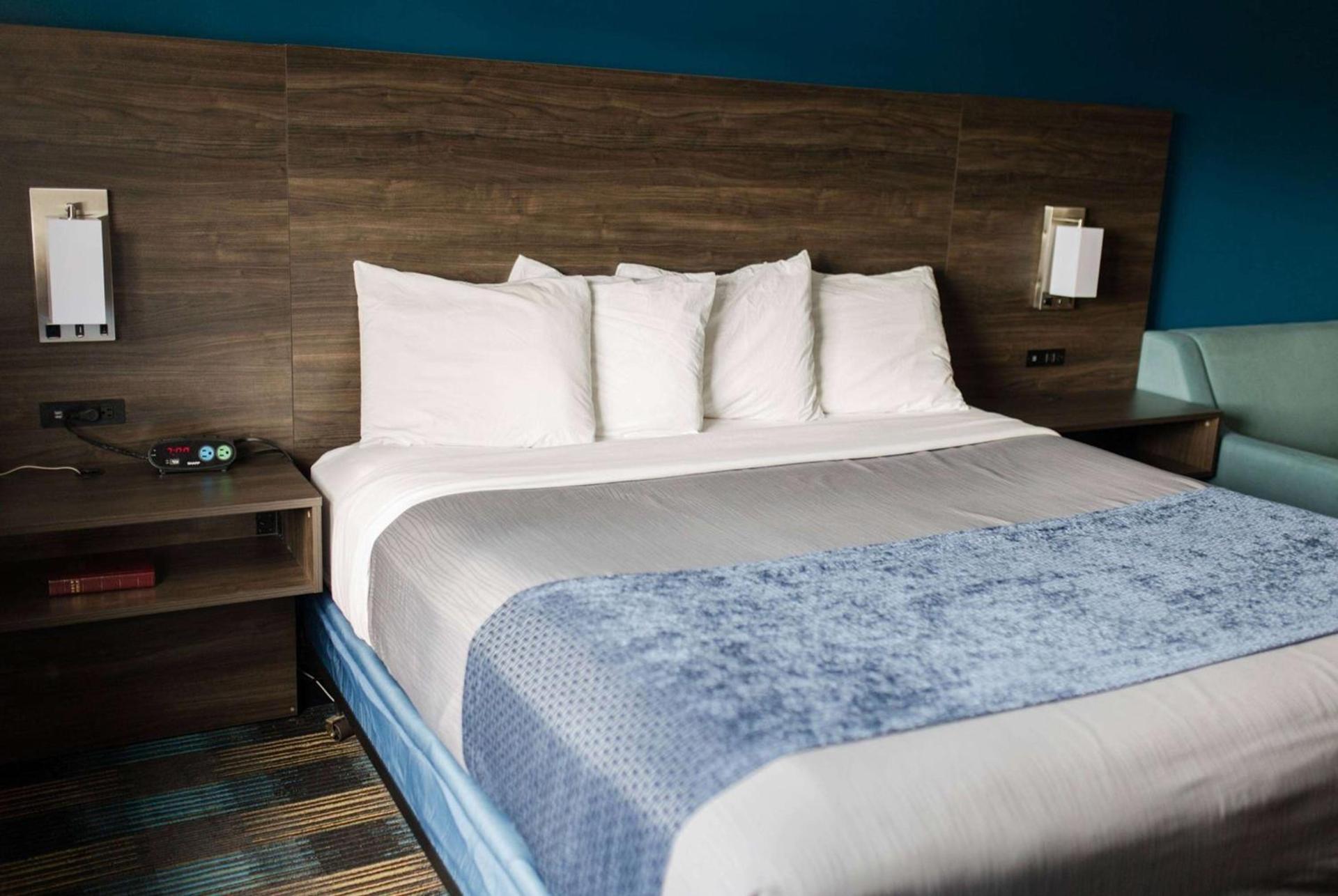 Travelodge by Wyndham Escanaba photo 13