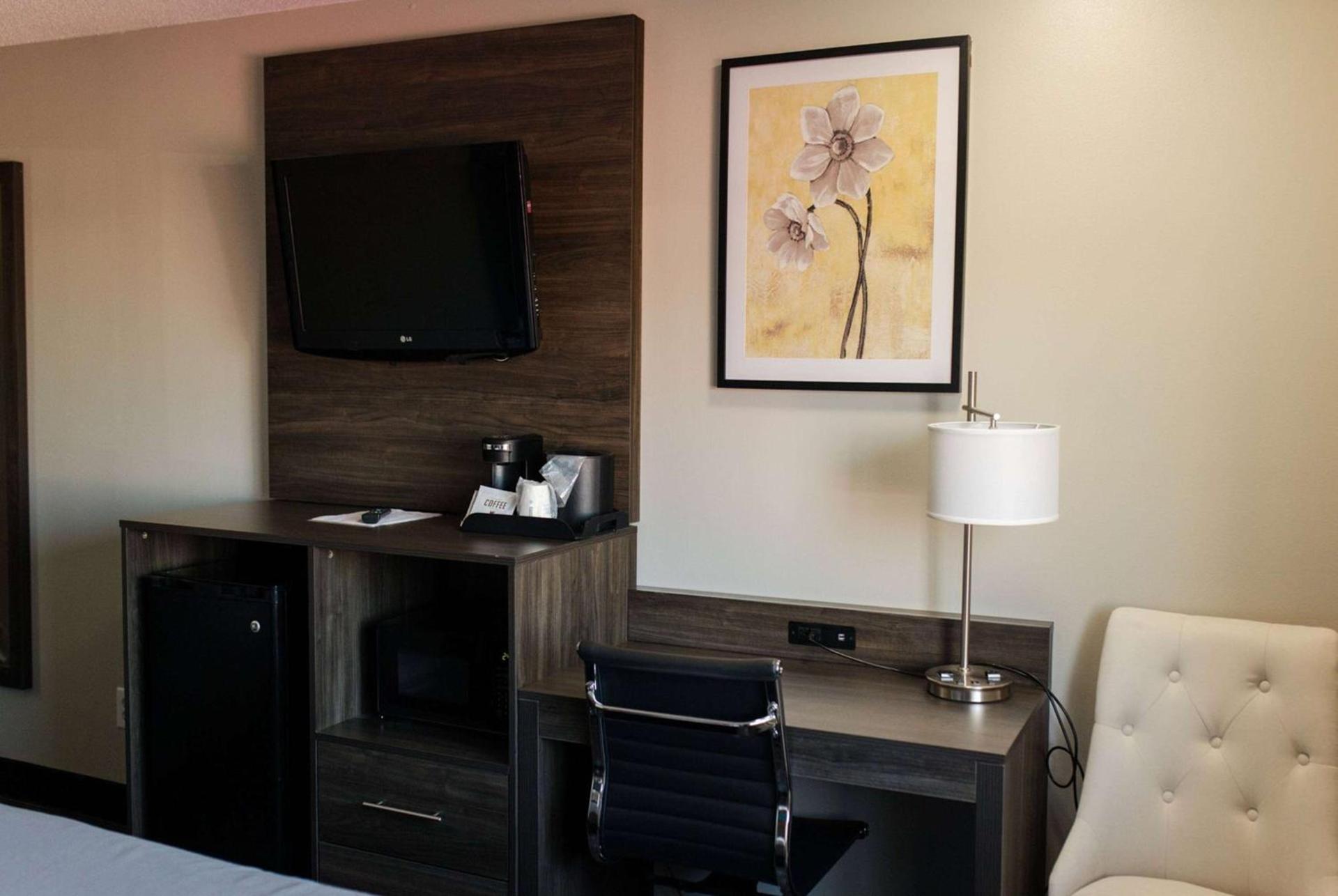 Travelodge by Wyndham Escanaba photo 14