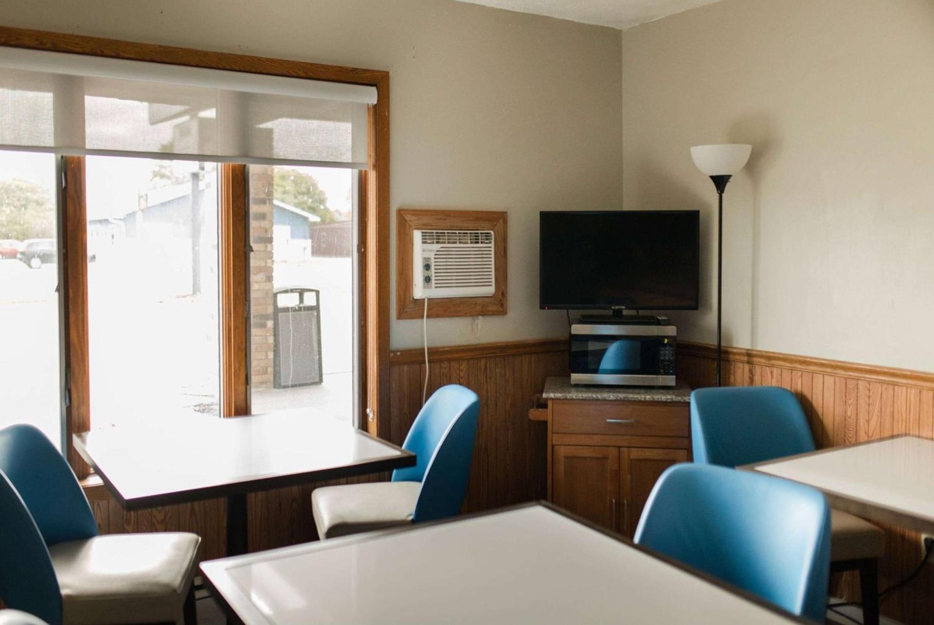 Travelodge by Wyndham Escanaba photo 20