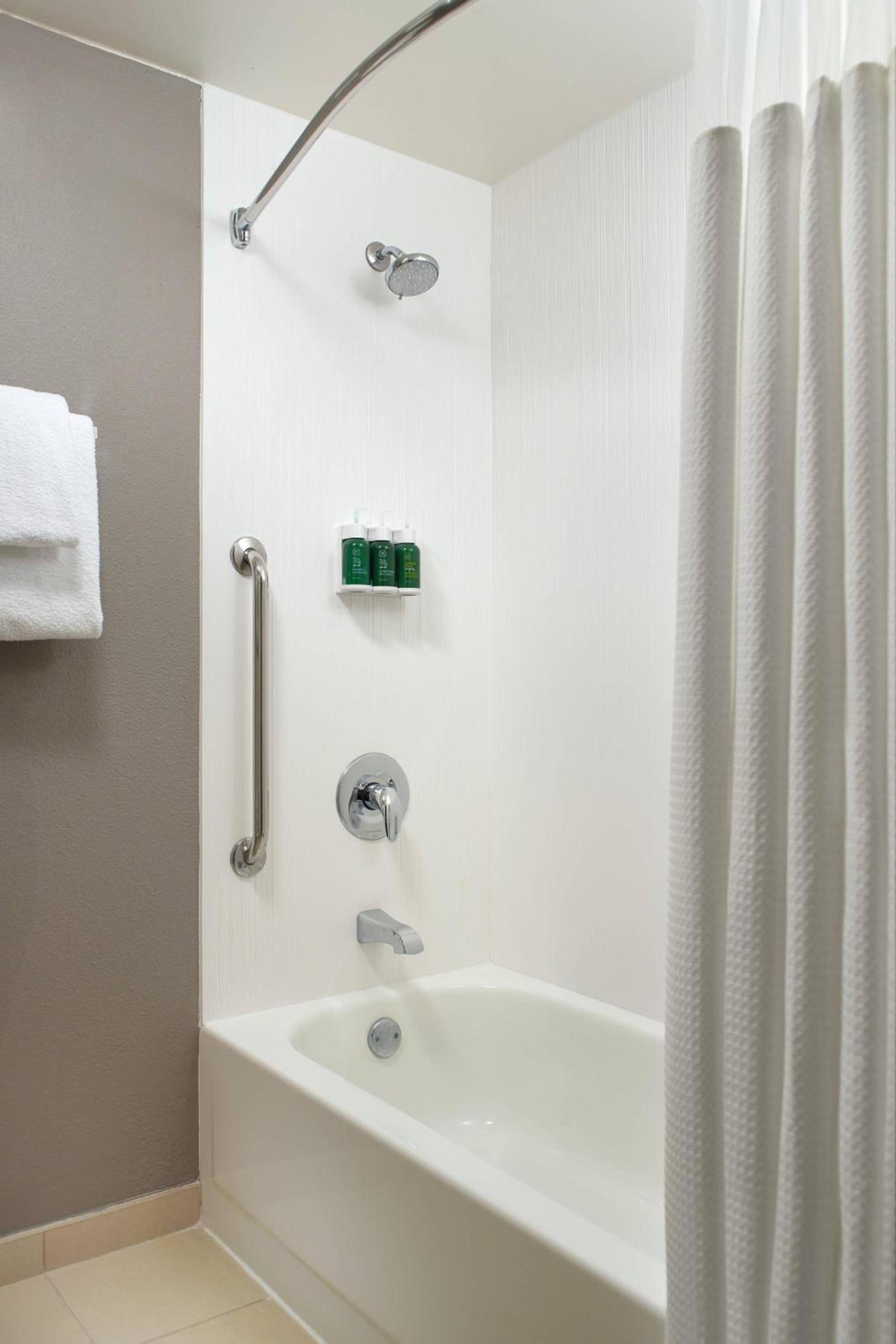 Courtyard by Marriott Greensboro photo 11