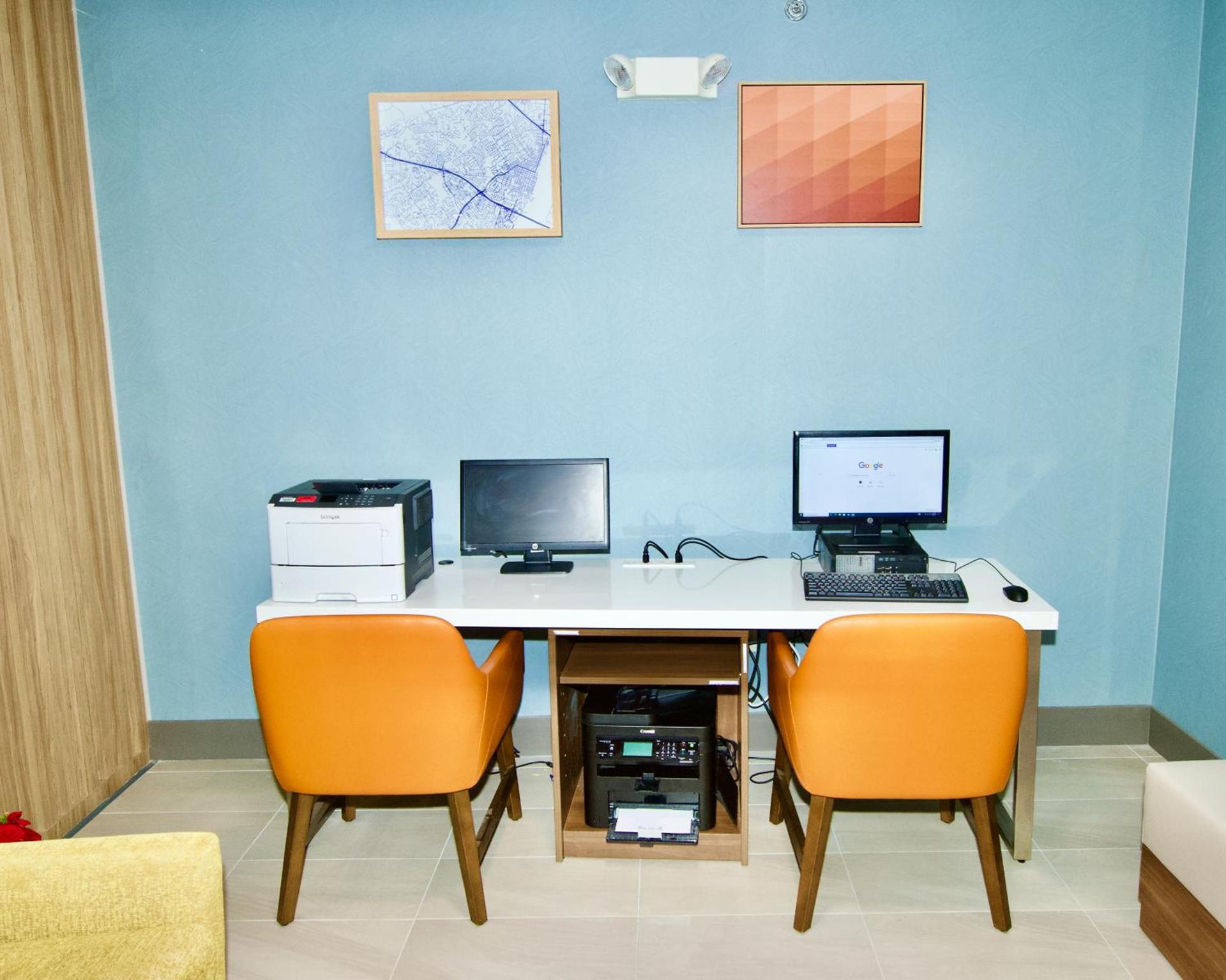Holiday Inn Express Hotel & Suites St. Charles by IHG photo 2