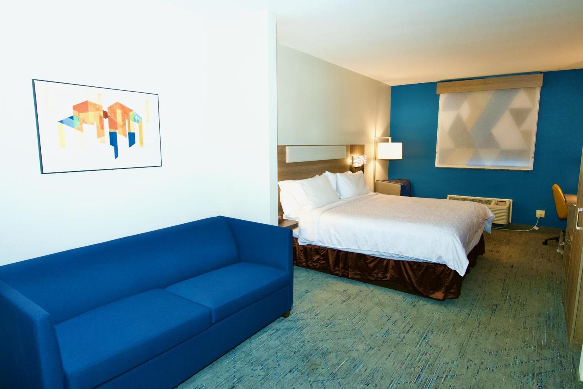 Holiday Inn Express Hotel & Suites St. Charles by IHG photo 3