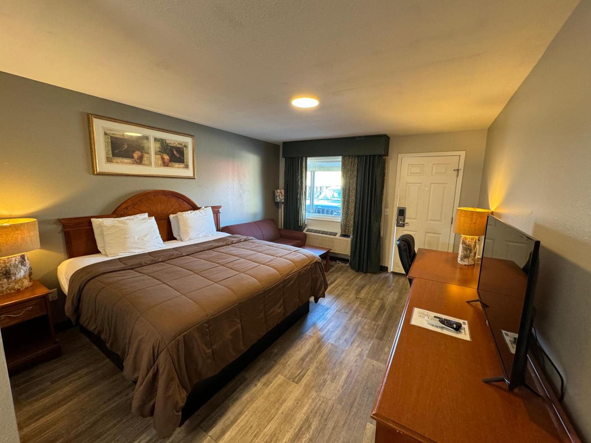 Ozark Inn & Suites photo 28