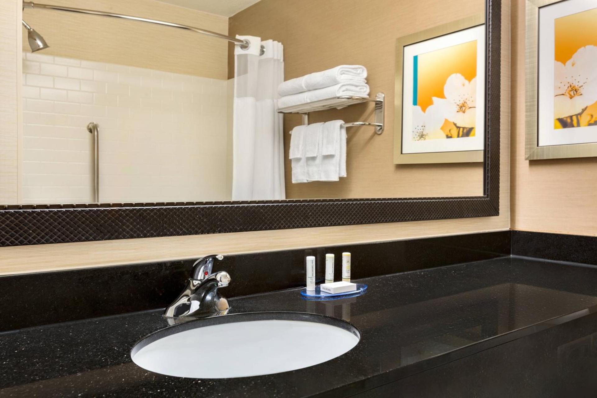Fairfield Inn & Suites by Marriott Toledo Maumee photo 14