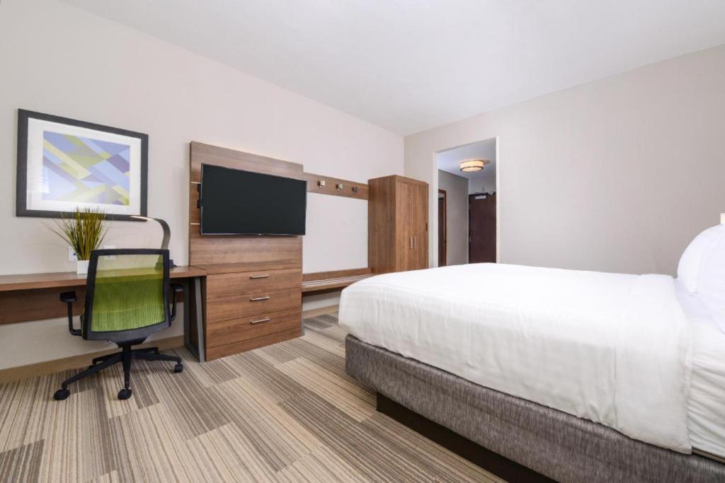 Holiday Inn Express & Suites - St. Petersburg - Madeira Beach by IHG photo 7