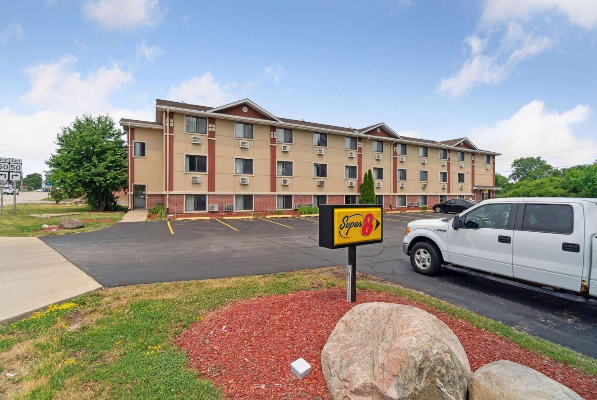 Super 8 by Wyndham Kenosha/Pleasant Prairie photo 4