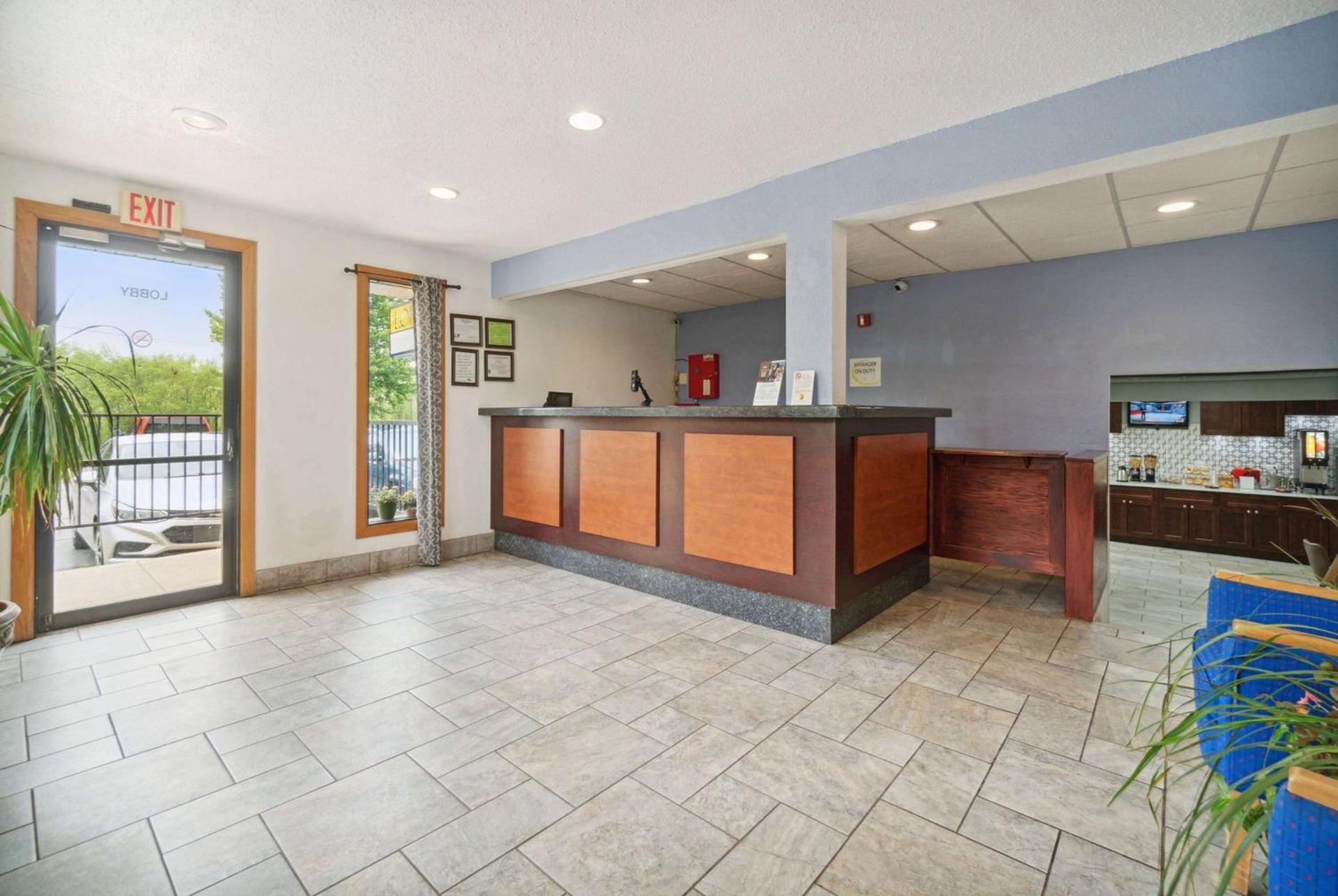 Super 8 by Wyndham Kenosha/Pleasant Prairie photo 2