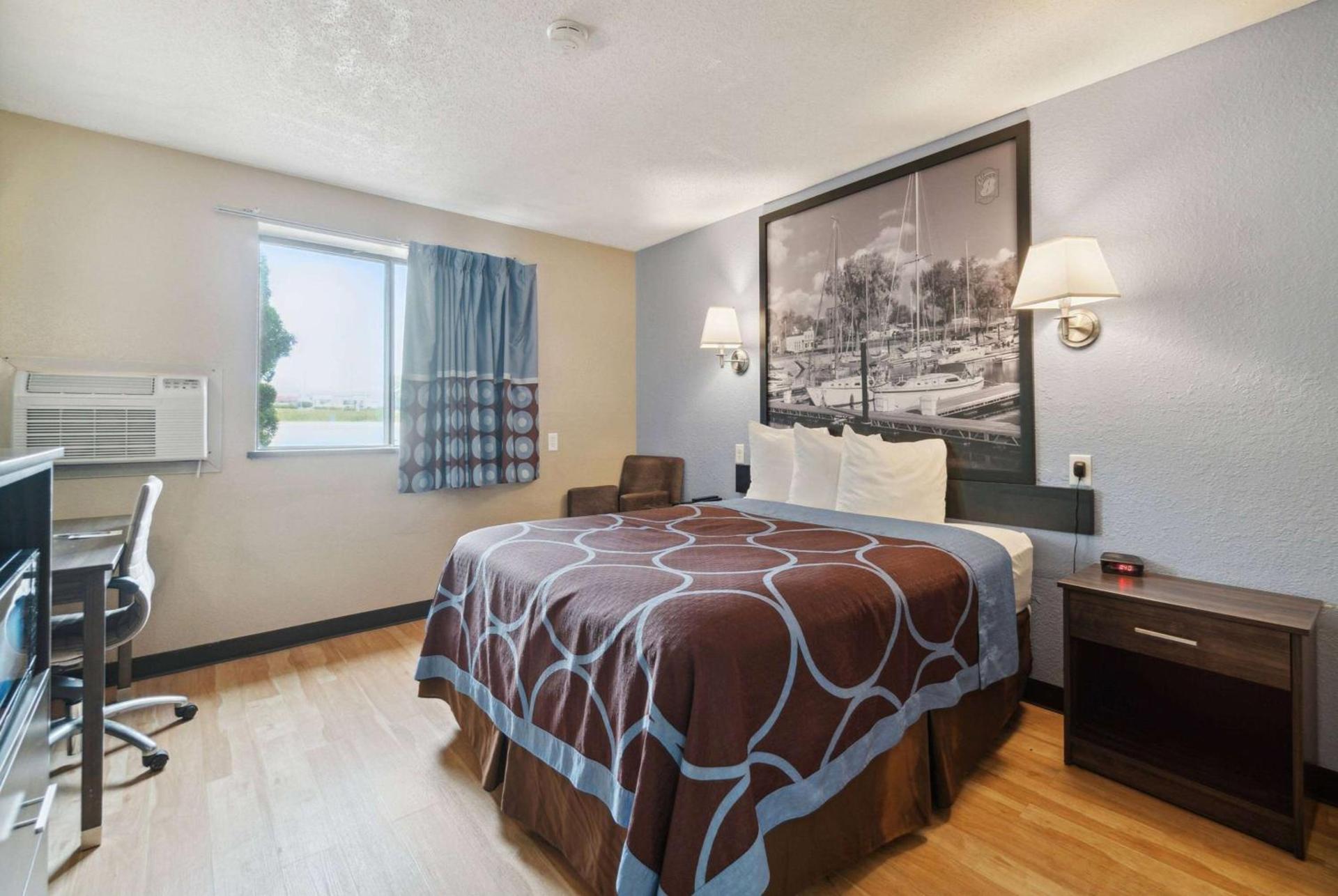 Super 8 by Wyndham Kenosha/Pleasant Prairie photo 3