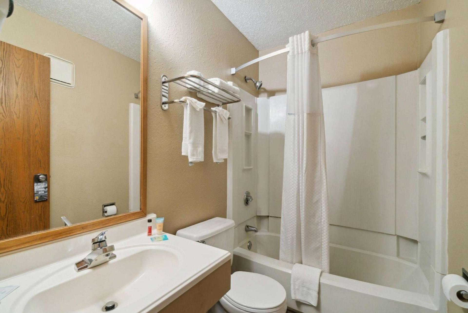 Super 8 by Wyndham Kenosha/Pleasant Prairie photo 20