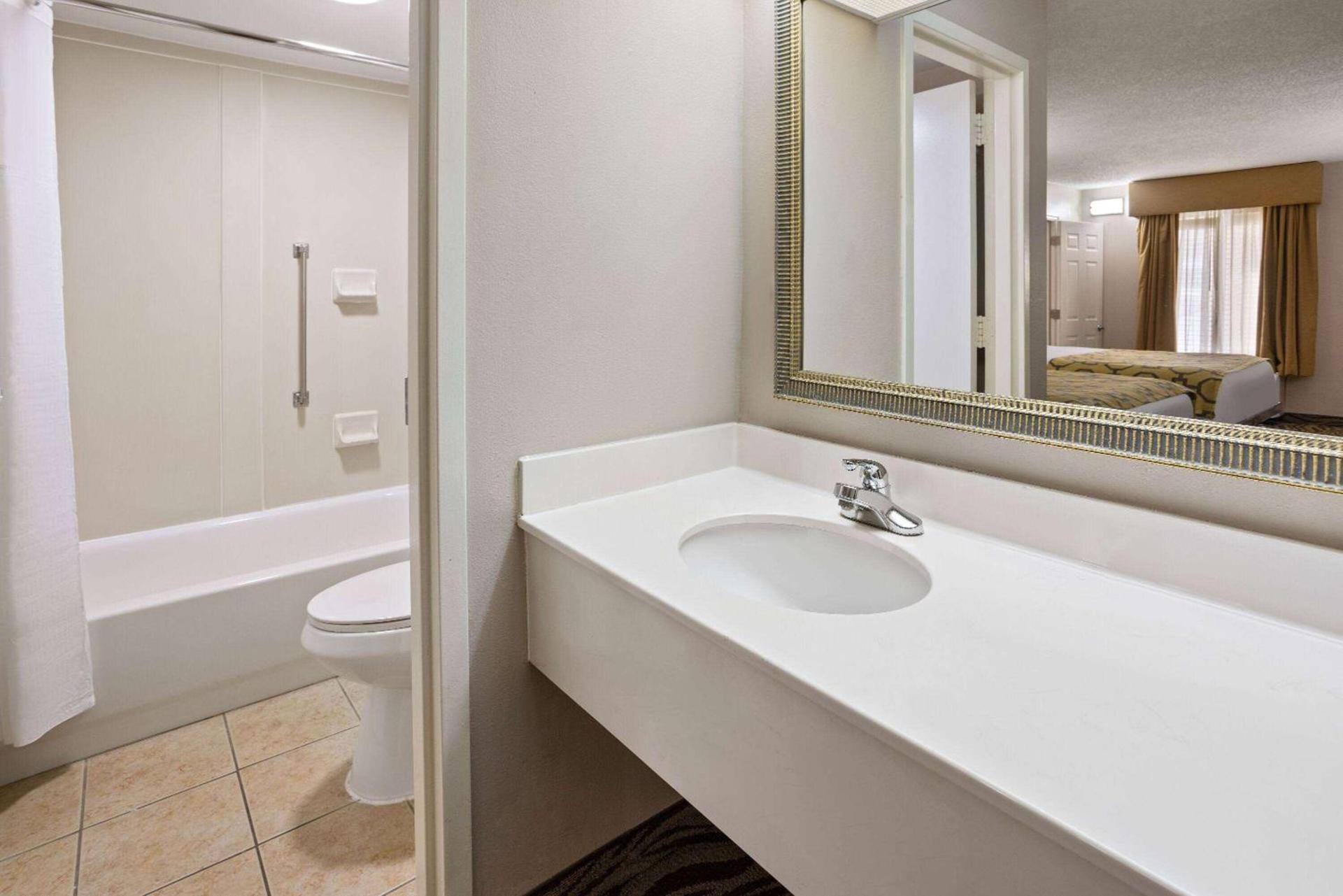 Baymont by Wyndham Griffin photo 33